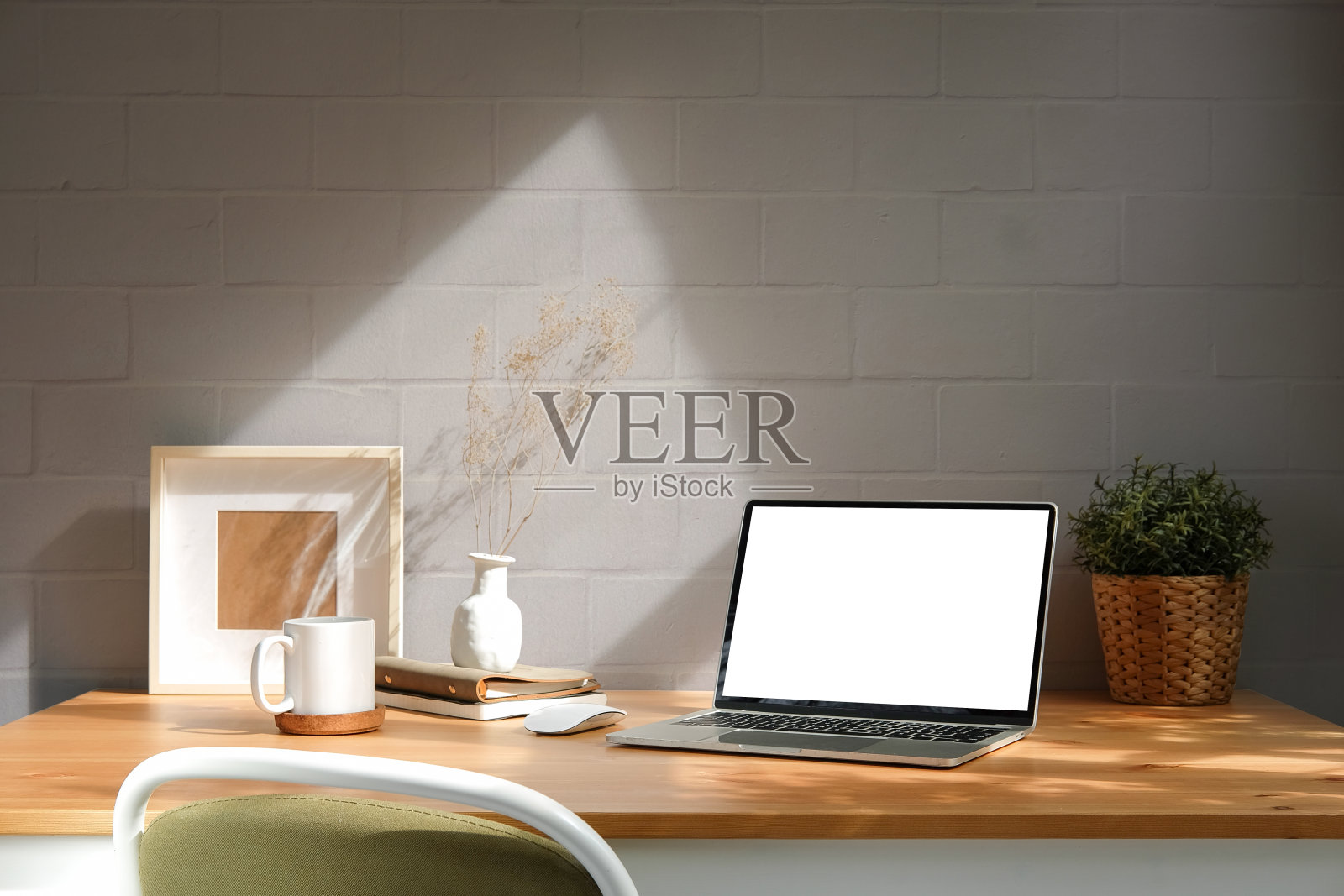 舒适的工作环境，电脑笔记本，盆栽，咖啡杯，木桌相框。照片摄影图片