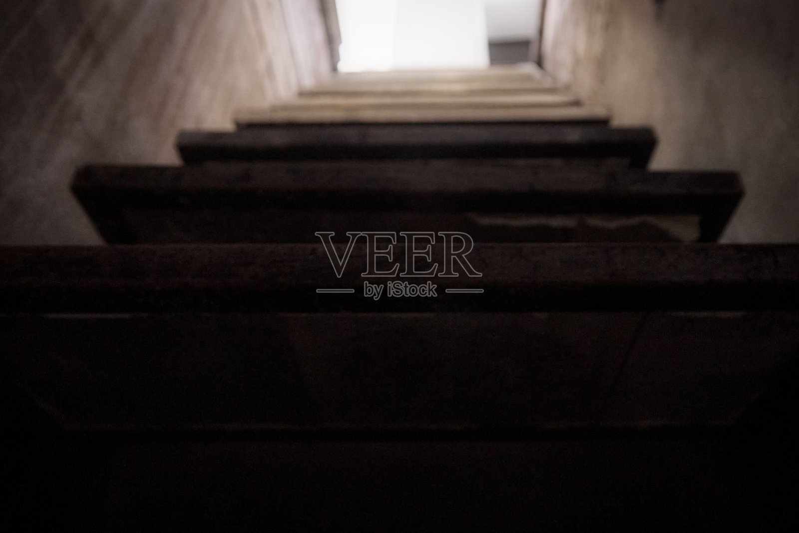 楼梯从黑暗的地下室通向光明照片摄影图片