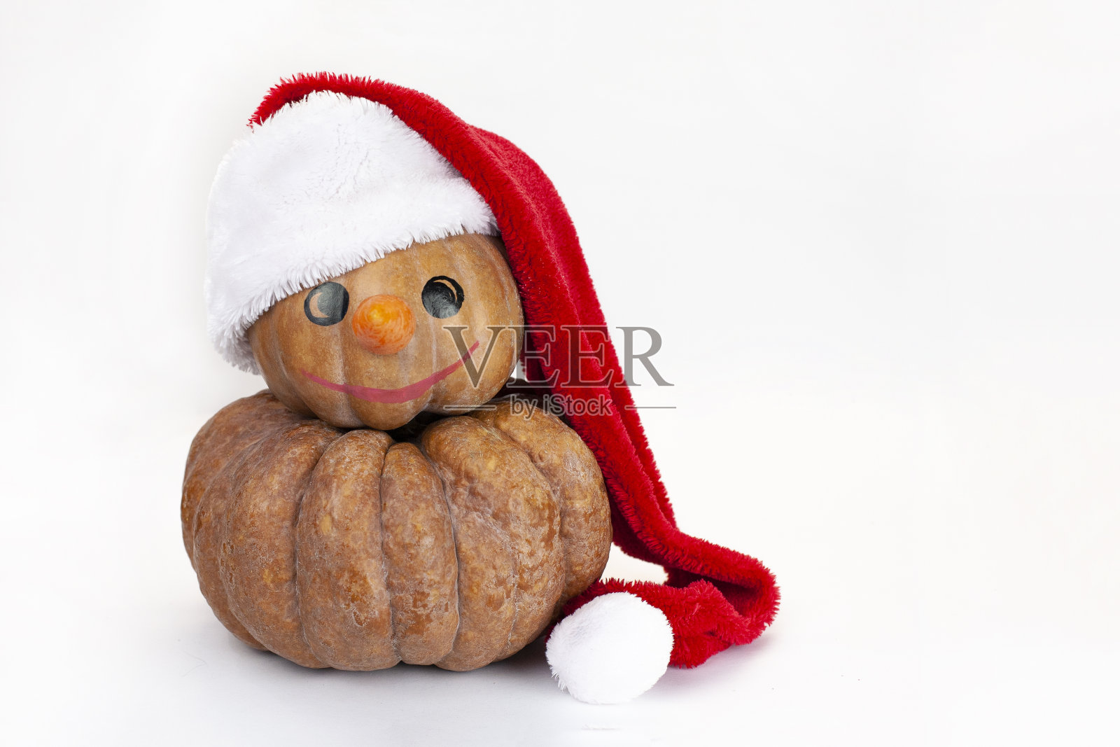 南瓜-雪人在圣诞帽在一个孤立的白色背景与地方的文字照片摄影图片