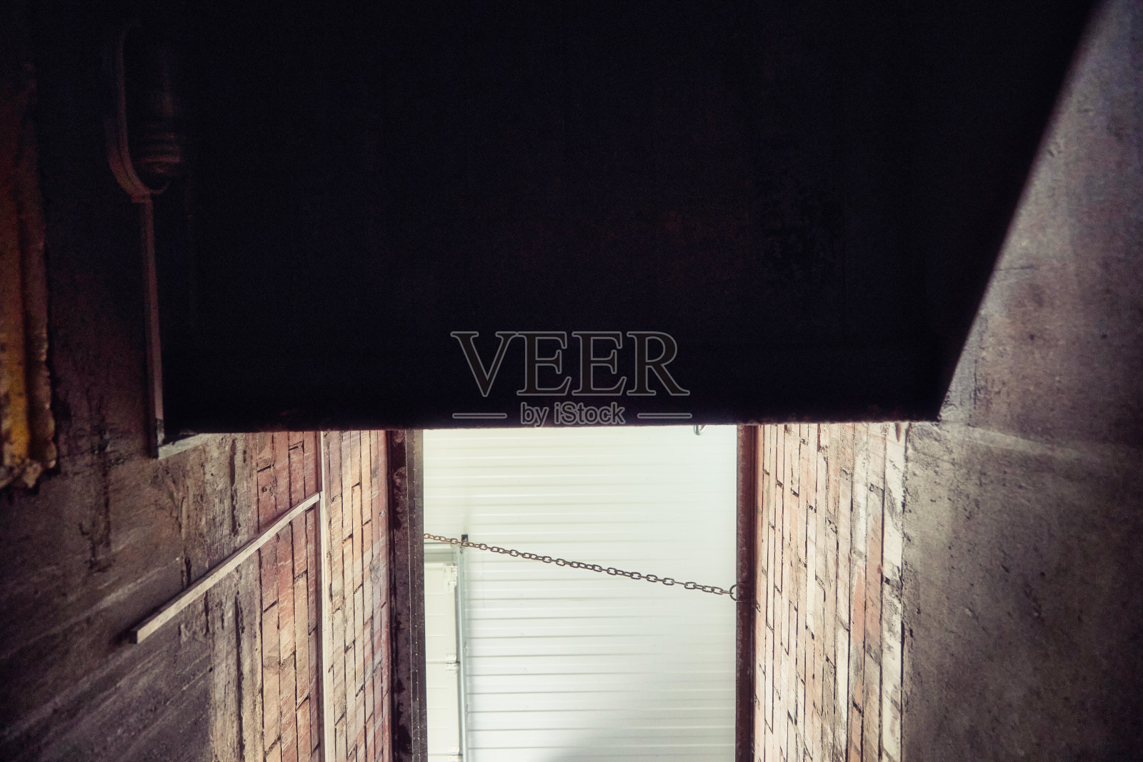 人被困在地窖里出不来，抬头看看照片摄影图片