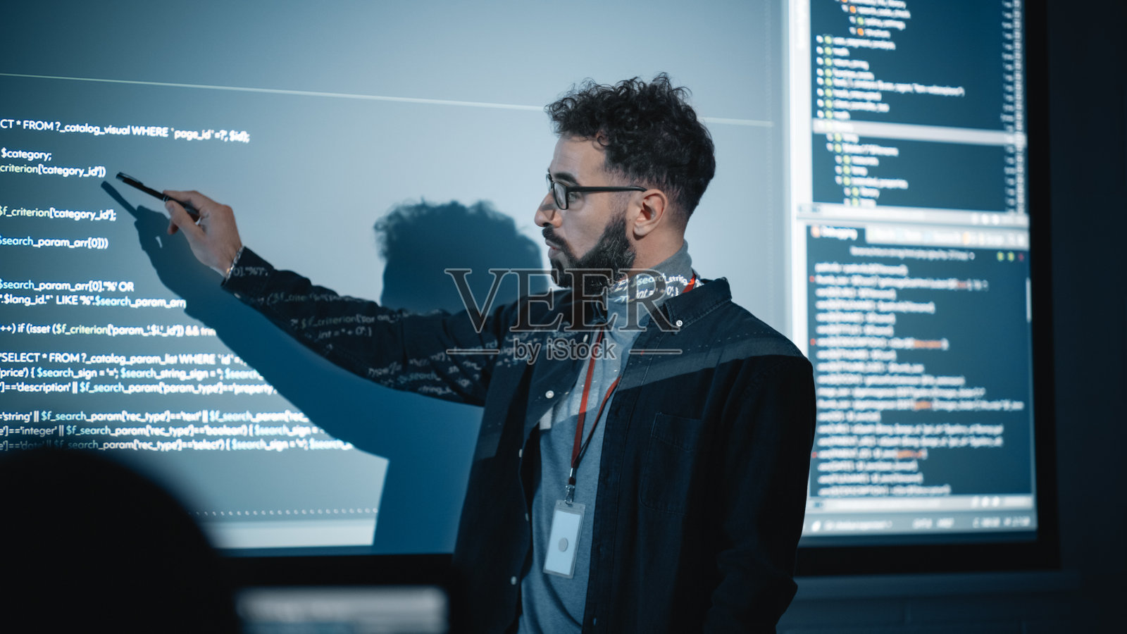 商务会议演讲:有远见的创业公司CEO展示新产品，做励志演讲科学，讲座，技术，创业精神，发展，领导力。背景与代码。照片摄影图片