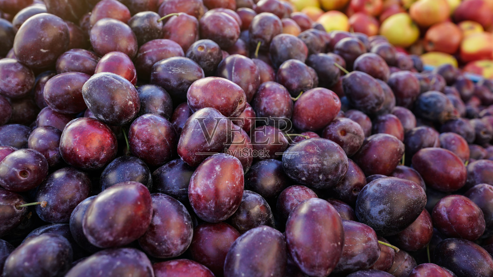 一堆深紫色李子在街头水果市场上展示照片摄影图片