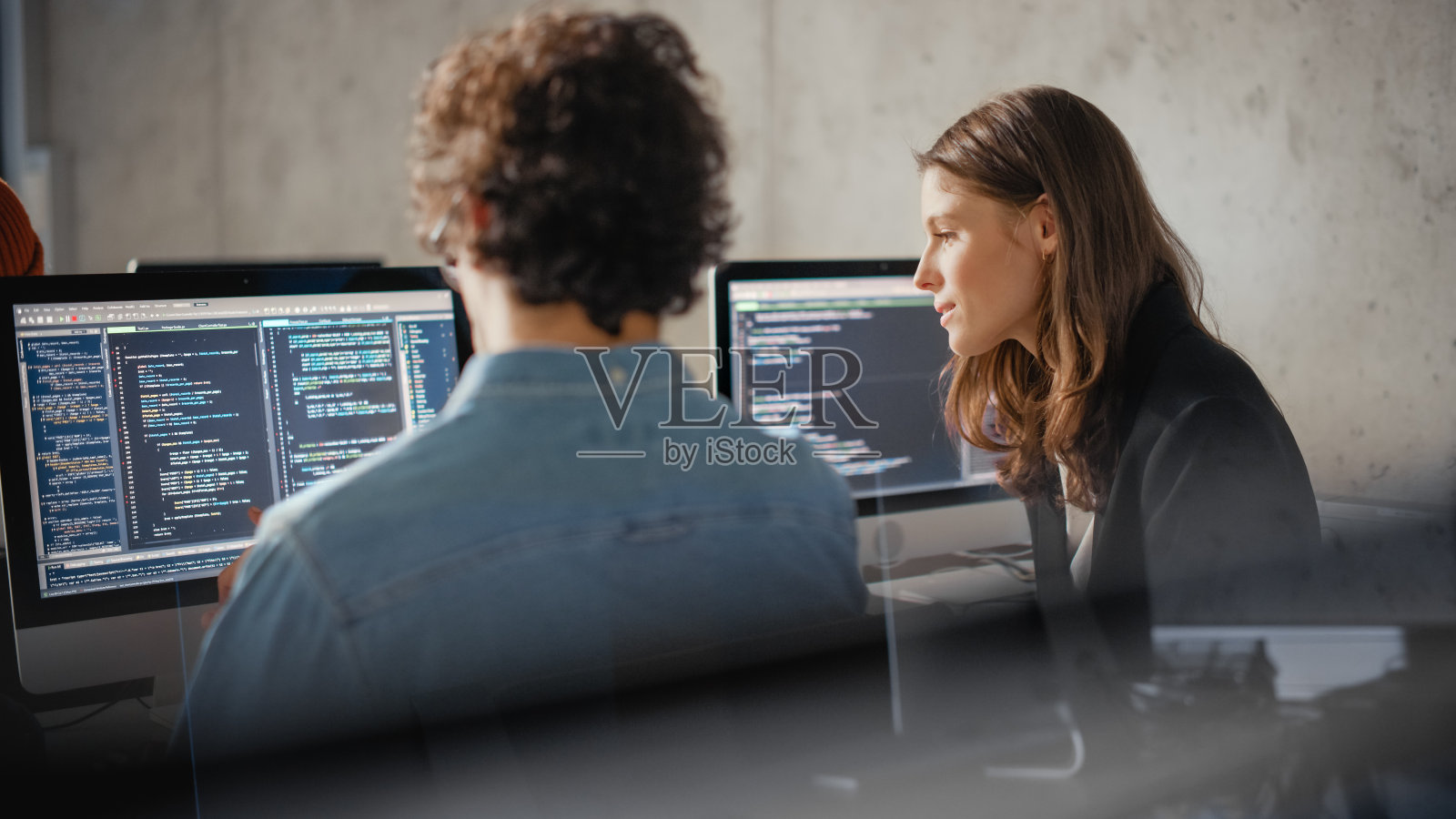 聪明的年轻学生在大学与不同种族的同学学习。学者们在大学教室合作进行计算机科学项目，在成功的团队合作中编写软件代码。照片摄影图片