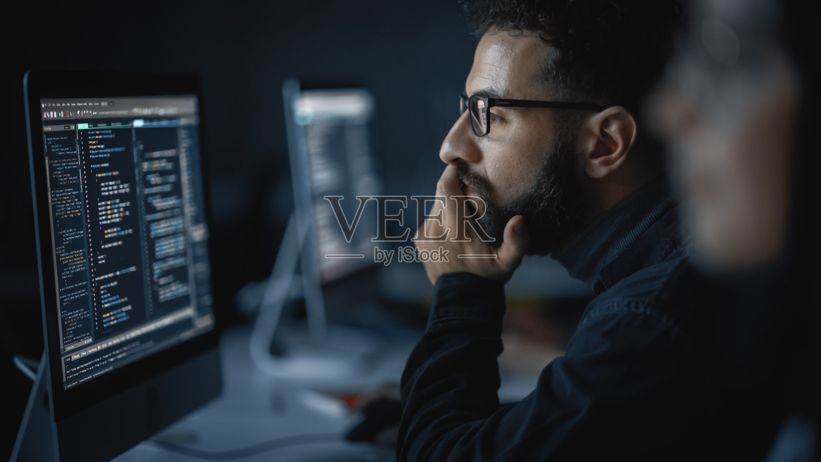 英俊聪明的男学生，在大学里与不同种族的同学一起学习。他在大学里研究台式电脑。应用他的知识写代码，开发软件。照片摄影图片