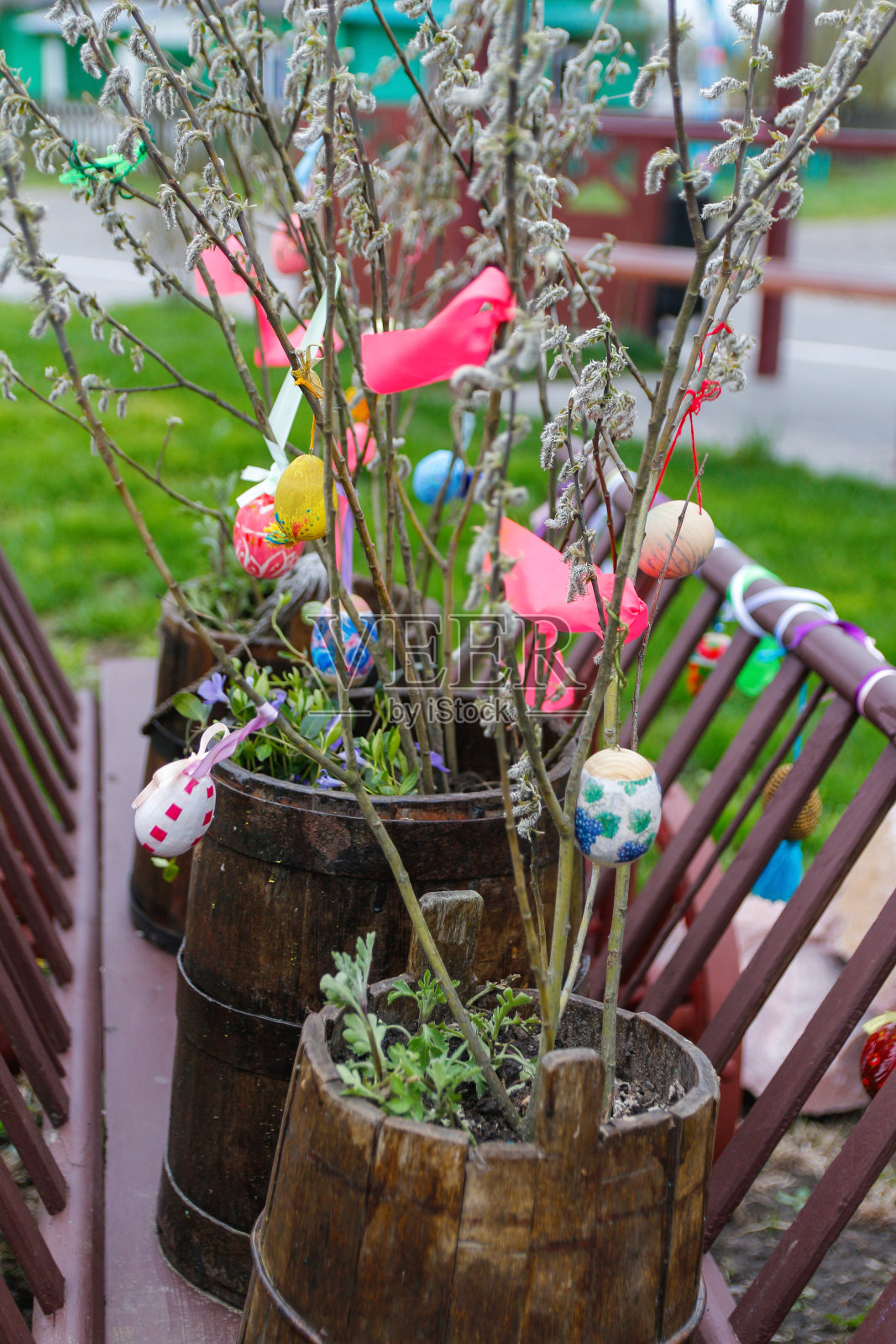 复活节彩蛋装饰。在春天的树枝上挂满五彩缤纷的复活节彩蛋，手工diy家居装饰。创新工艺的概念。乌克兰的传统。在外面。特写镜头照片摄影图片