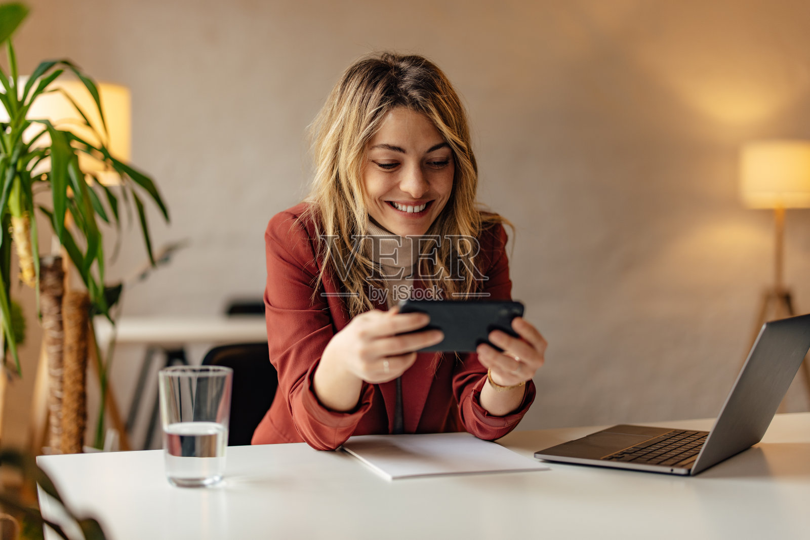 快乐的女人，为她在网上看到的东西而笑。照片摄影图片