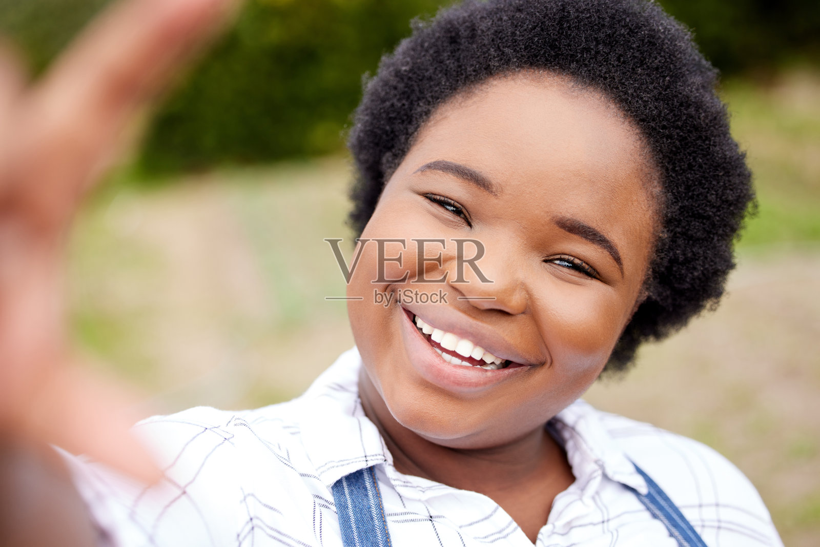 一名年轻女子在农场自拍照片摄影图片
