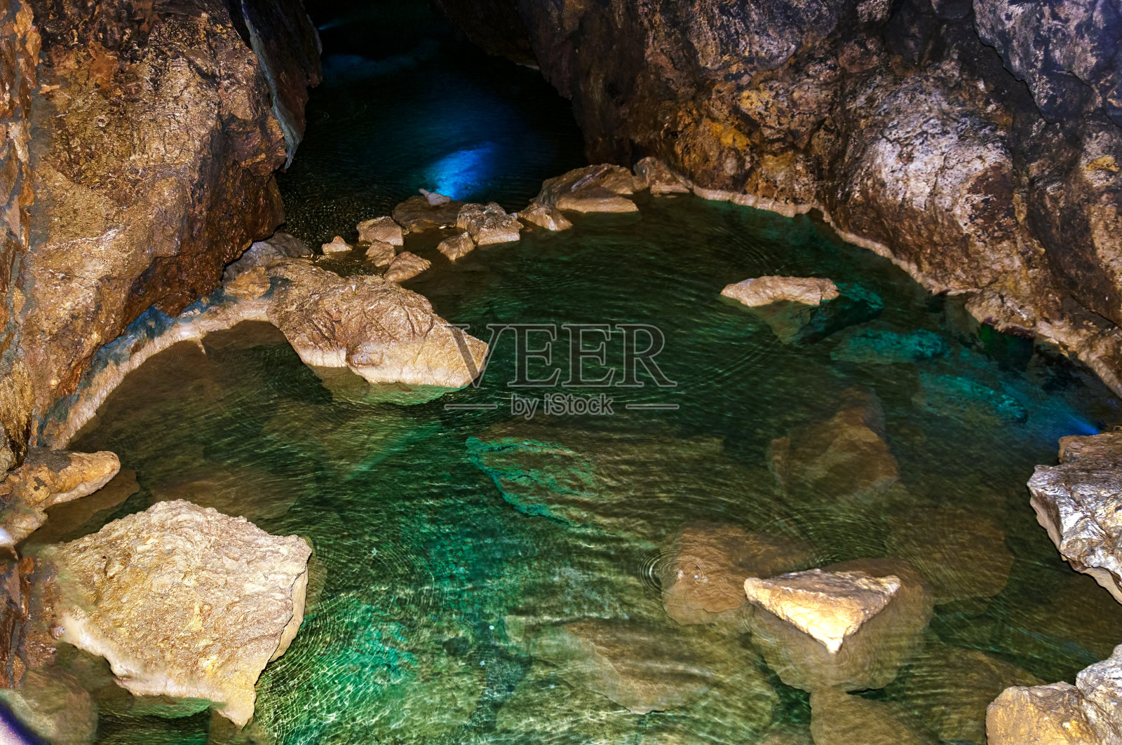 洞壁上有钟乳石、石笋。洞穴湖。模板的设计。照片摄影图片