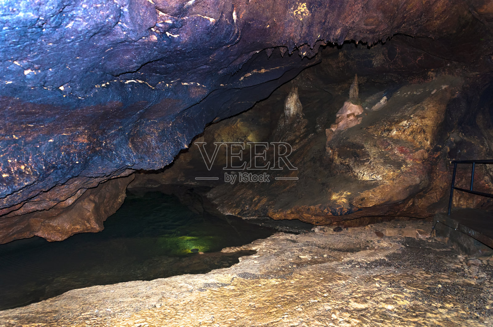 洞壁上有钟乳石、石笋。洞穴湖。模板的设计。照片摄影图片