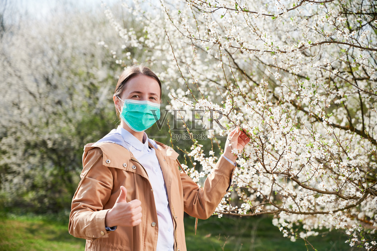 女性过敏:春季季节过敏。照片摄影图片