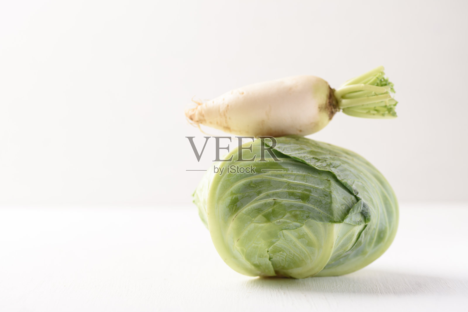 卷心菜和白萝卜在白色的背景照片摄影图片