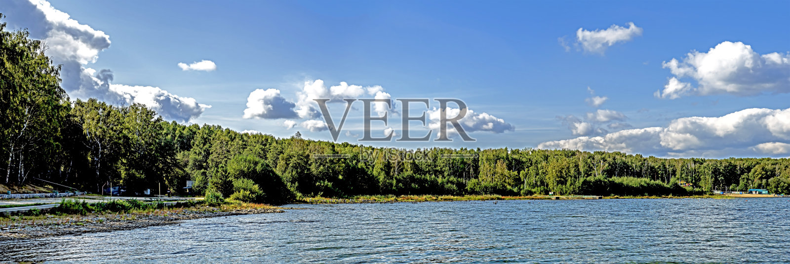 蓝天白云，湖面上照片摄影图片