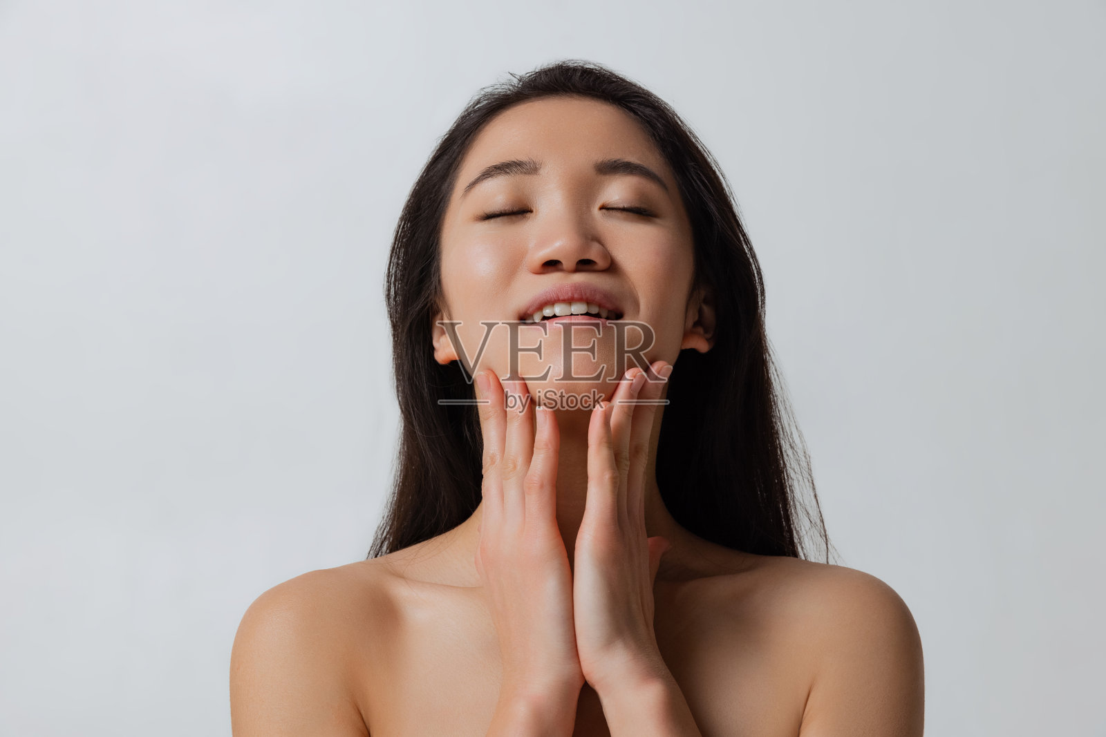 年轻可爱的女孩看着镜头孤立在灰色的工作室背景。自然美景的概念。照片摄影图片