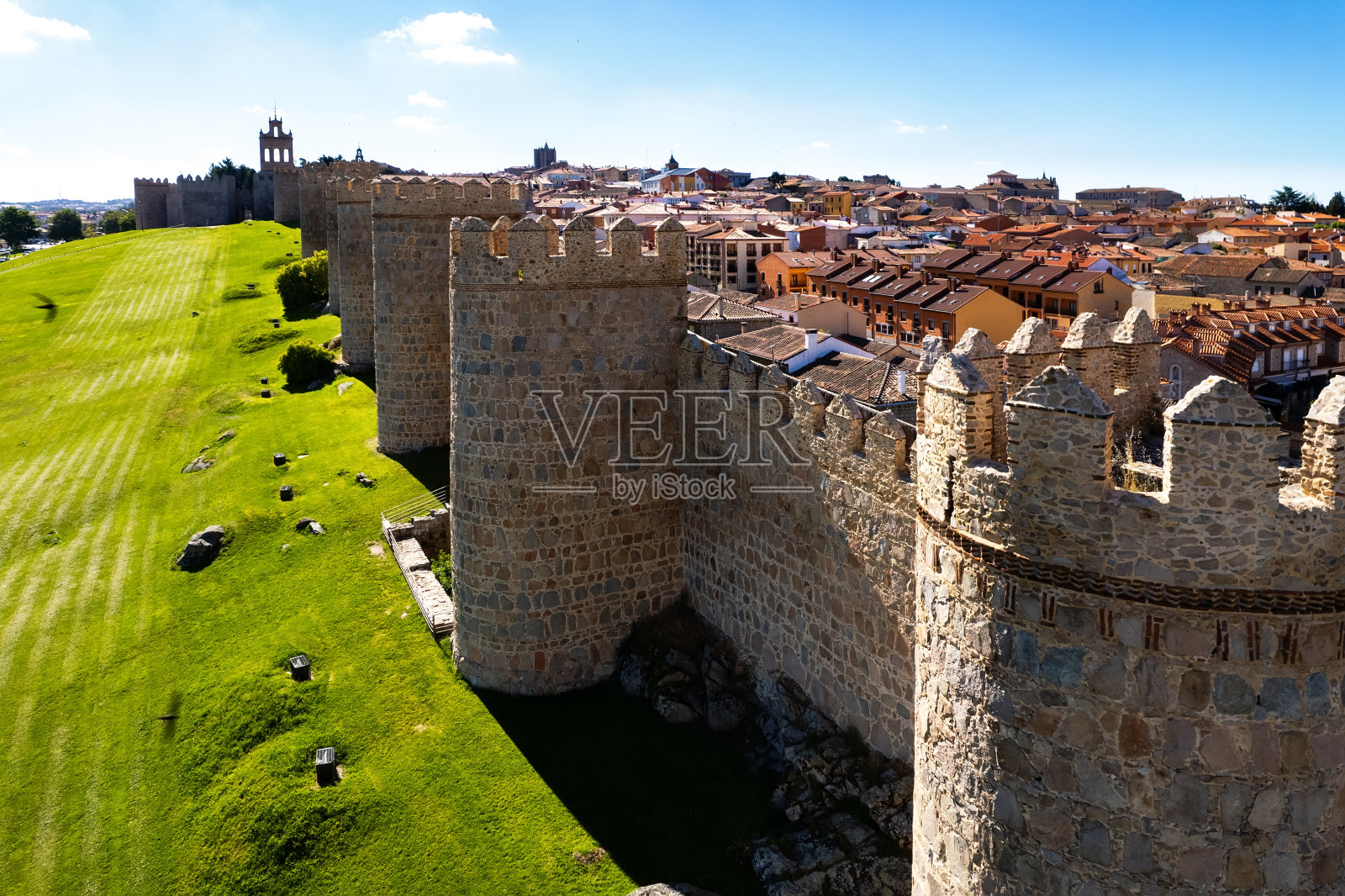 无人机视角的阿维拉墙和城市景观屋顶照片摄影图片