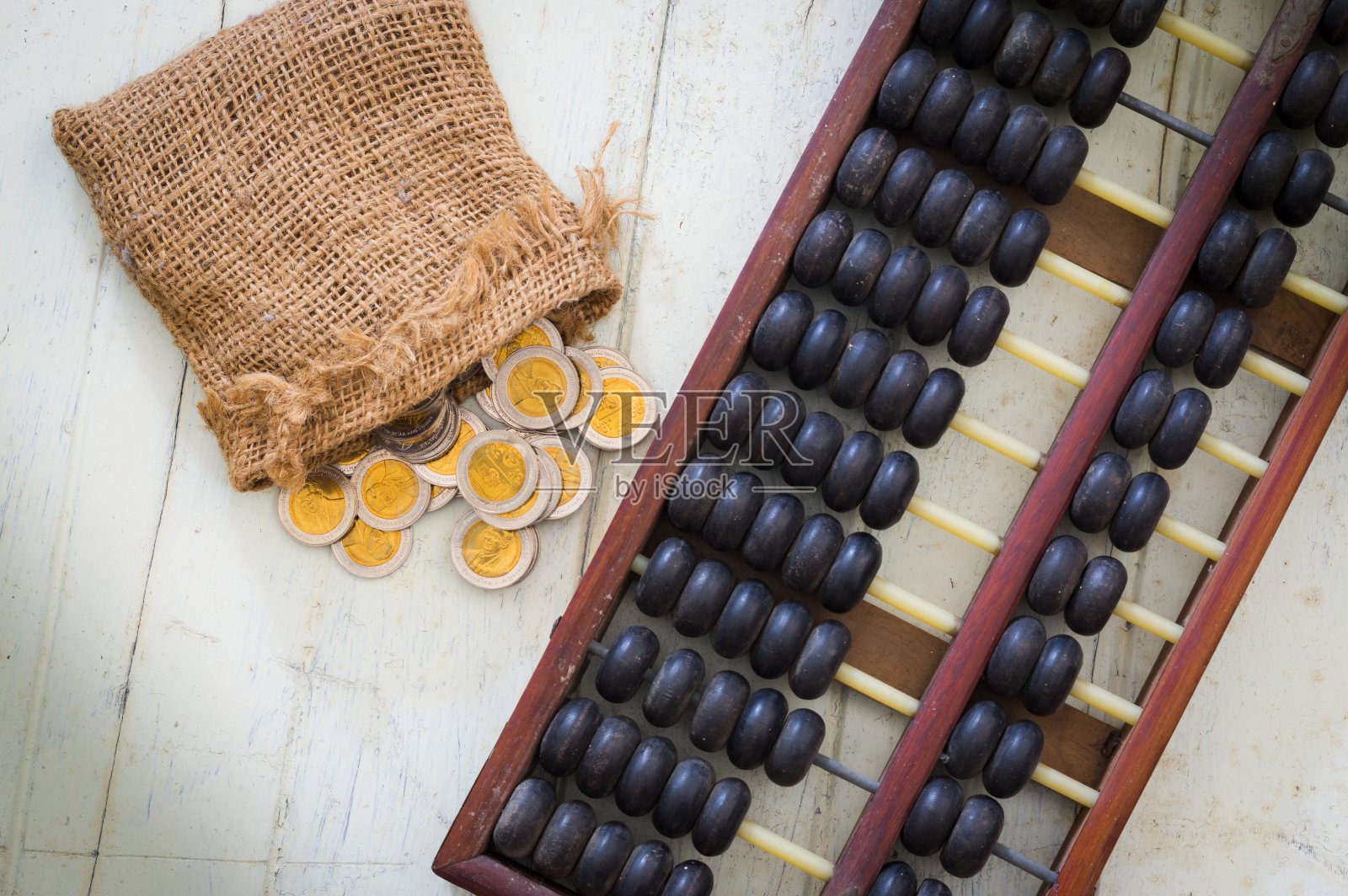 金币，麻袋和算盘。照片摄影图片