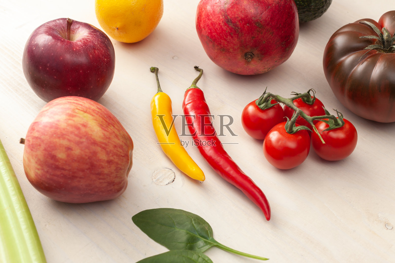 水果和蔬菜在白色的木制背景照片摄影图片