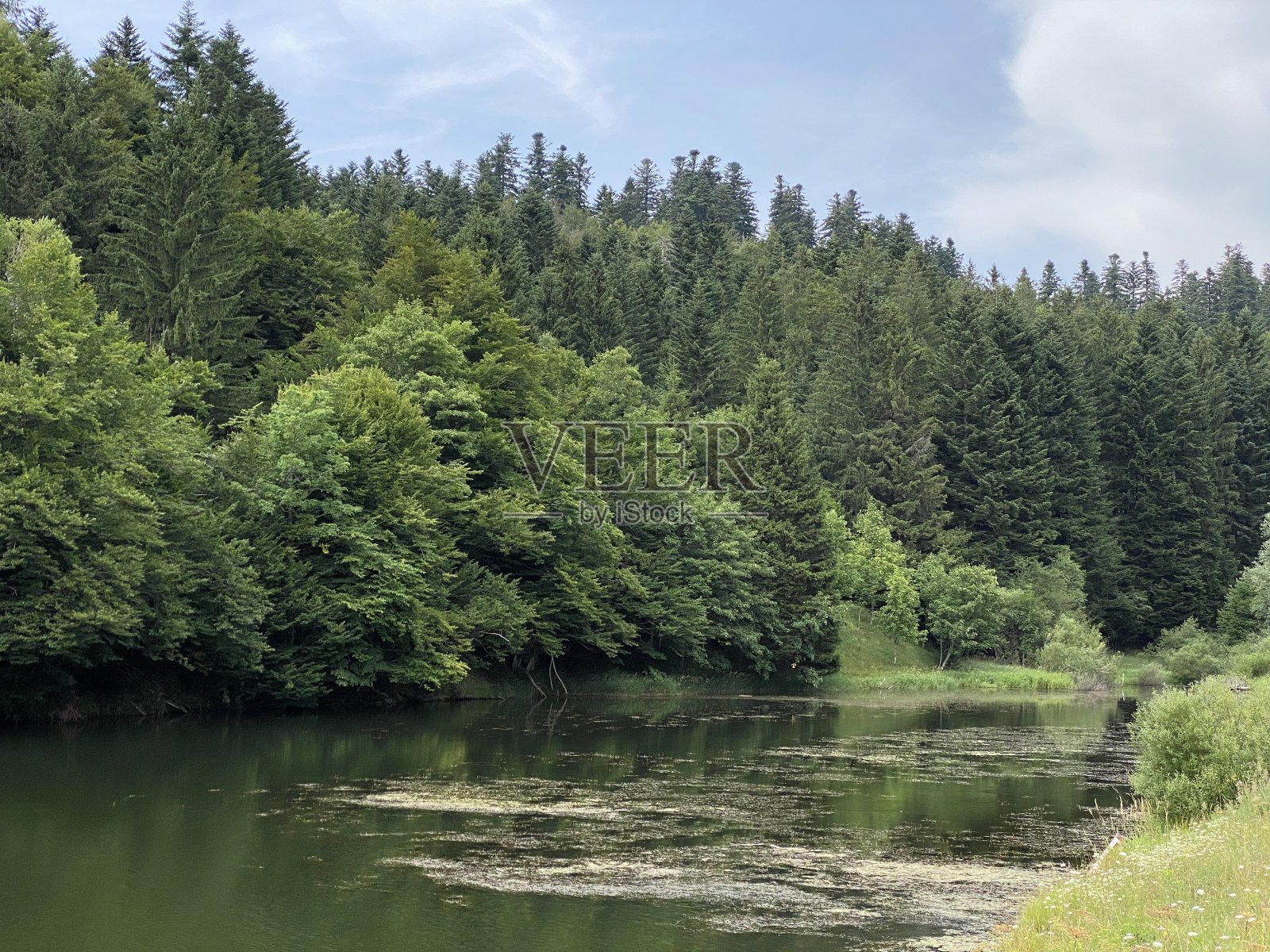 风景如画的小山积湖 Mrzla Vodica - Gorski kotar， Croatia （Slikovito malo goransko akumulacijsko jezero Mrzla Vodica - Gorski kotar， Hrvatska）照片摄影图片