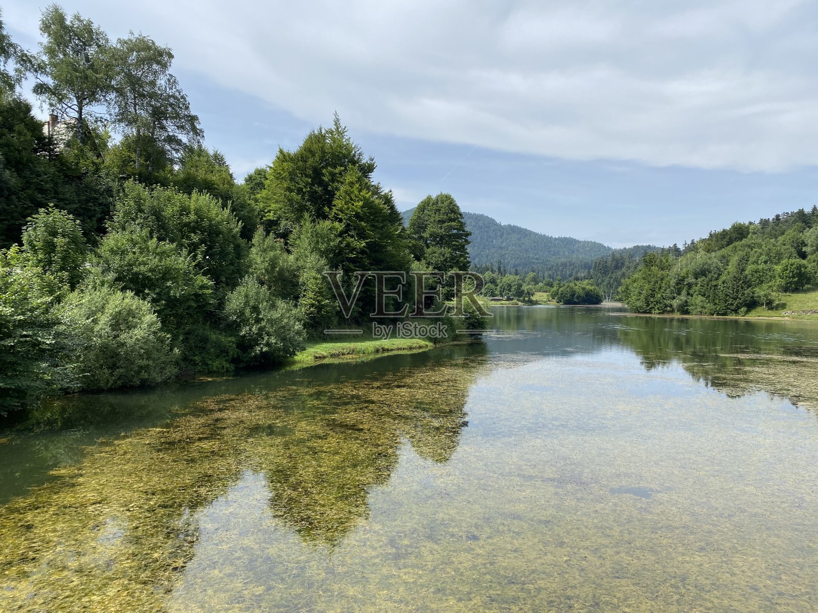 风景如画的小山积湖 Mrzla Vodica - Gorski kotar， Croatia （Slikovito malo goransko akumulacijsko jezero Mrzla Vodica - Gorski kotar， Hrvatska）照片摄影图片