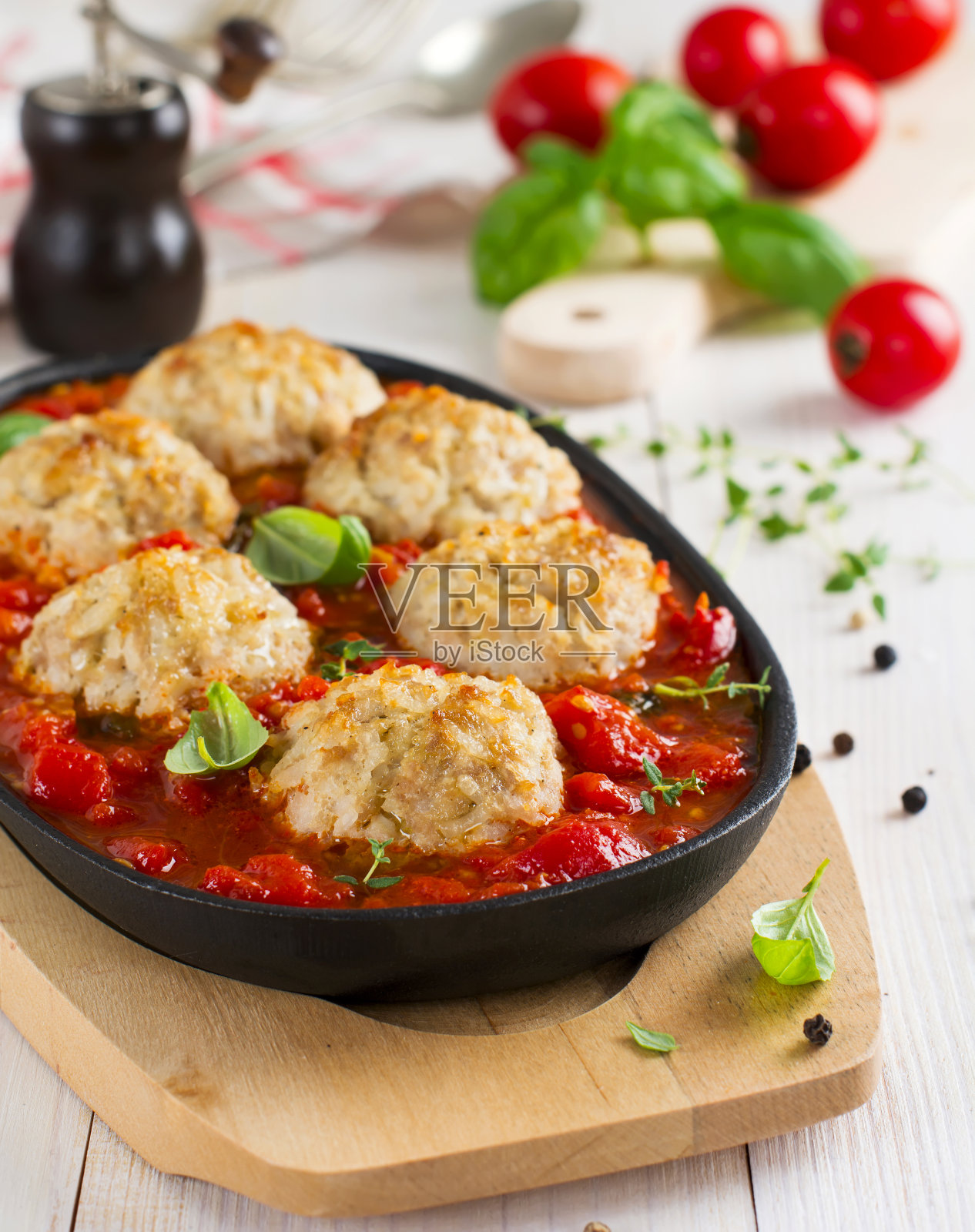 肉丸子。自制的番茄酱肉丸放在桌上的盘子里。意大利菜。有选择性的重点。照片摄影图片