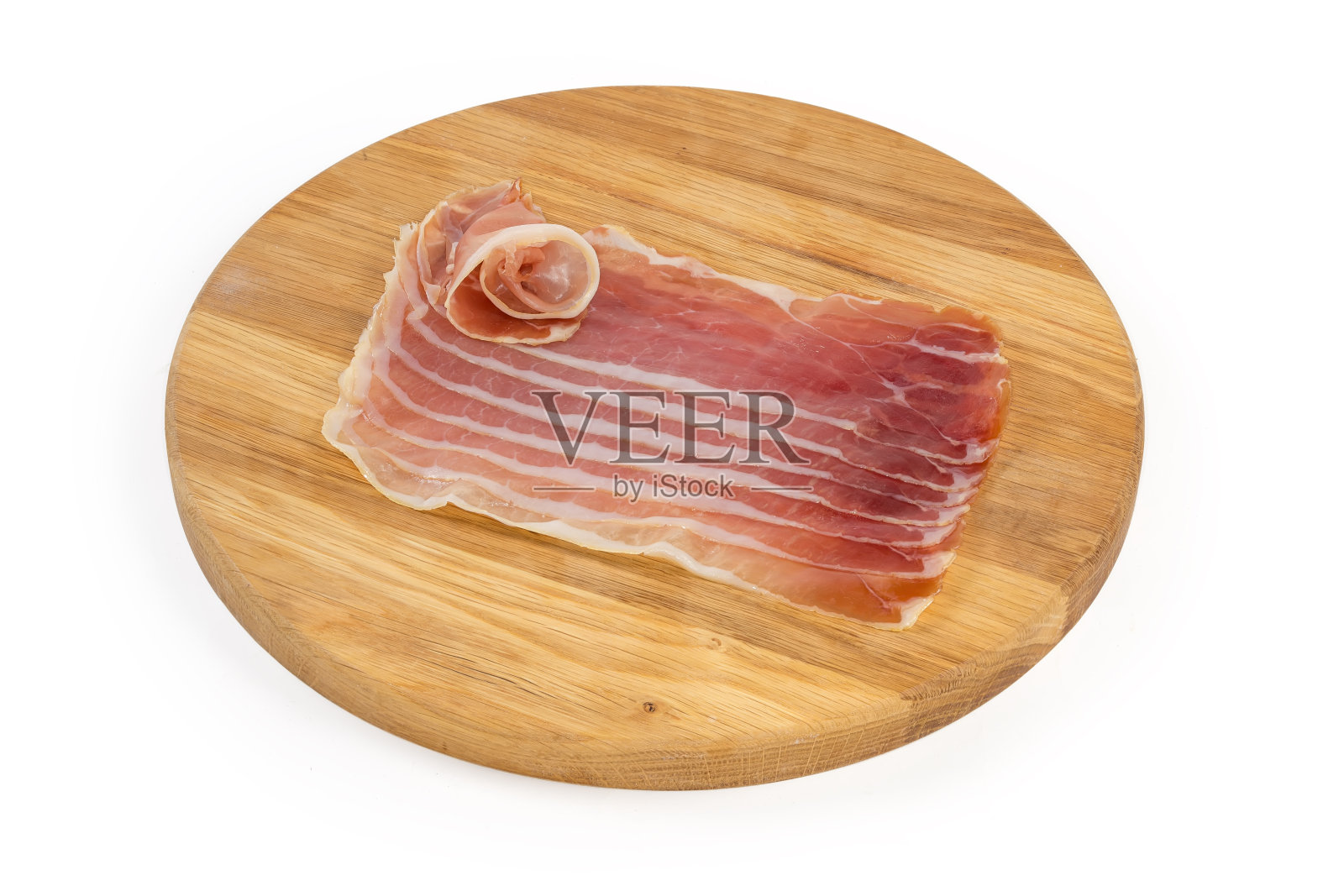 在木板上切成薄片的火腿照片摄影图片