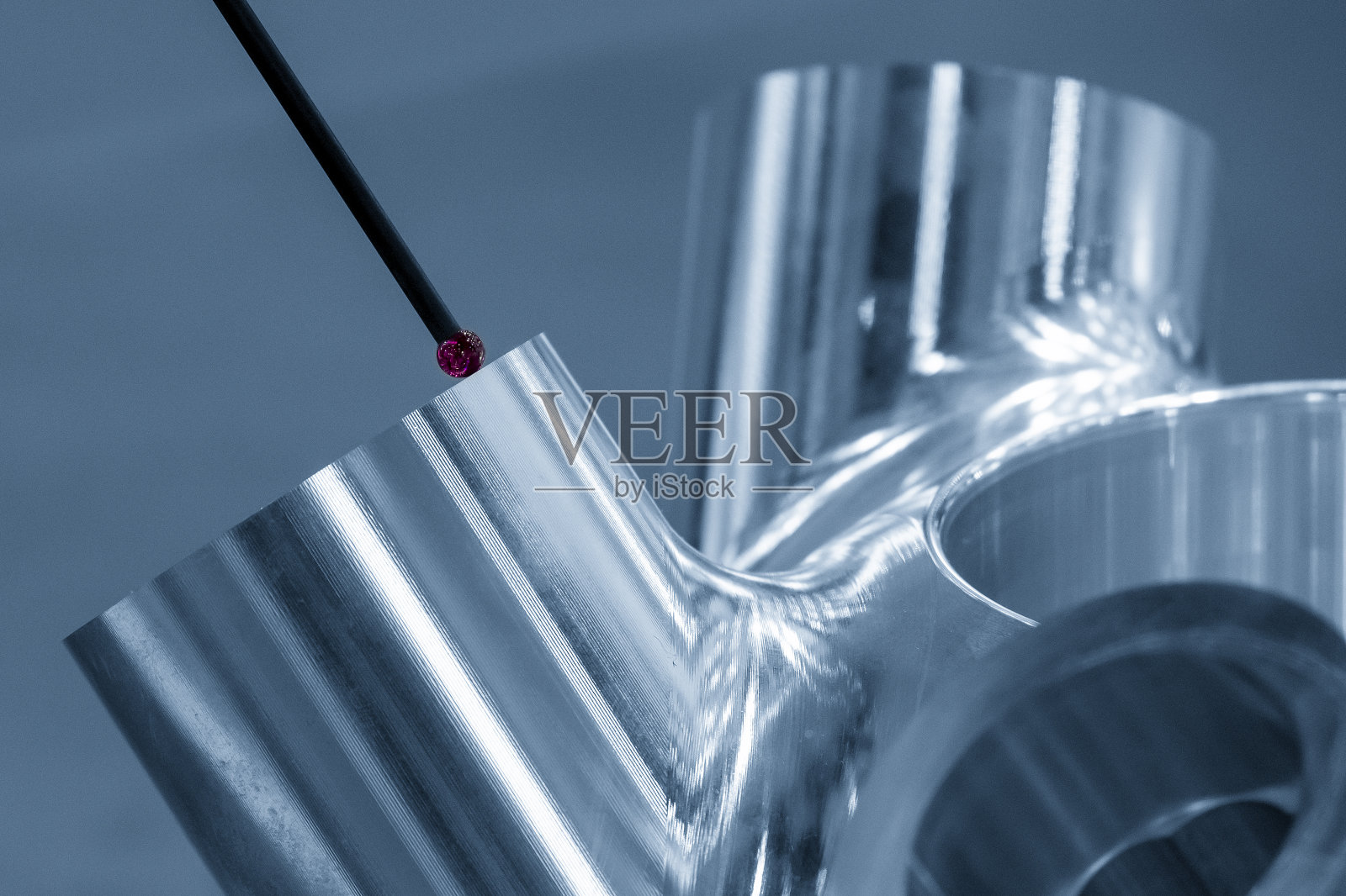 多轴三坐标测量机探头测量铝件的特写镜头。照片摄影图片