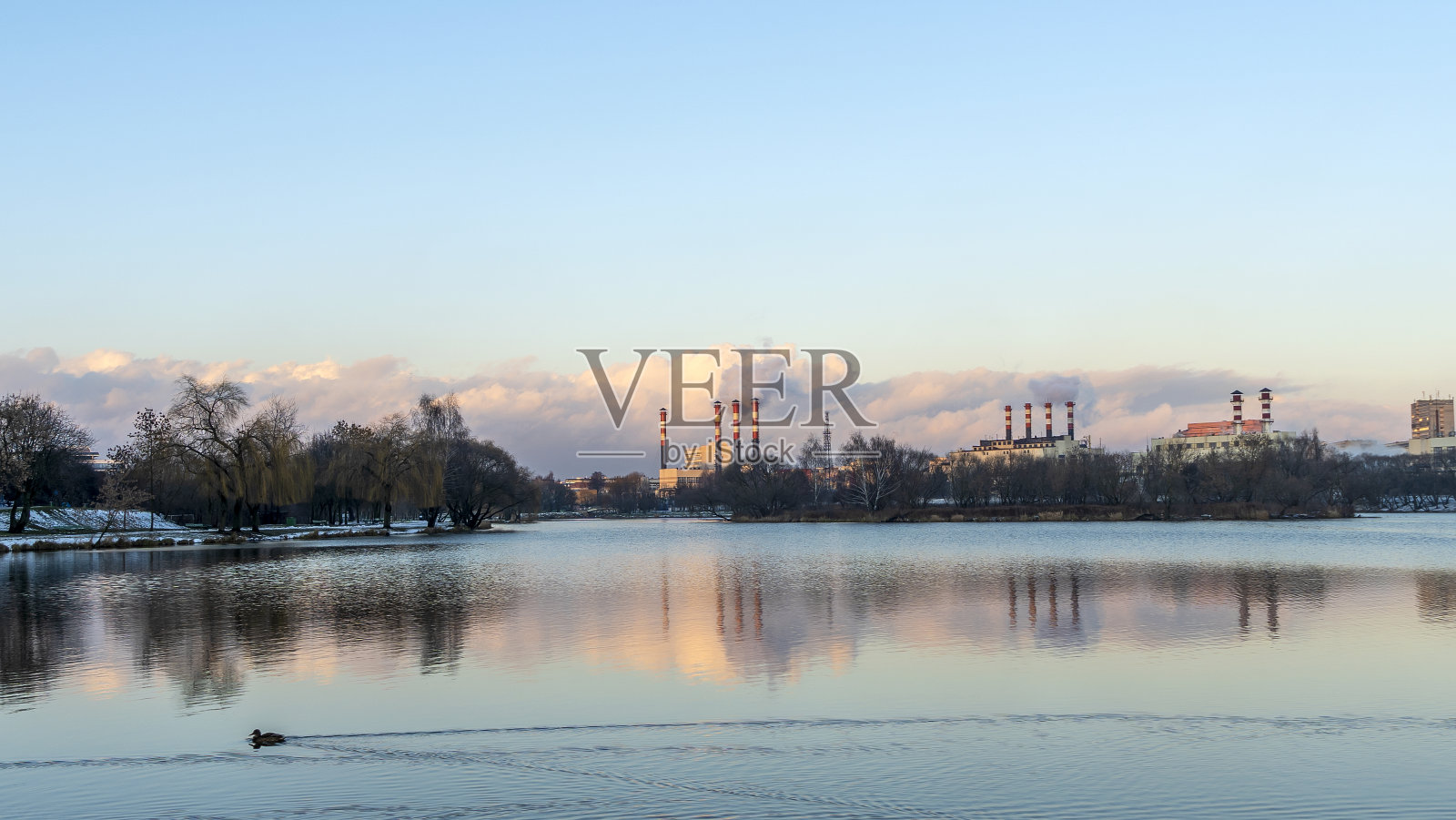 冬季多云的天空下，火电厂冒烟的烟囱。生态问题的概念。空间的文本。照片摄影图片