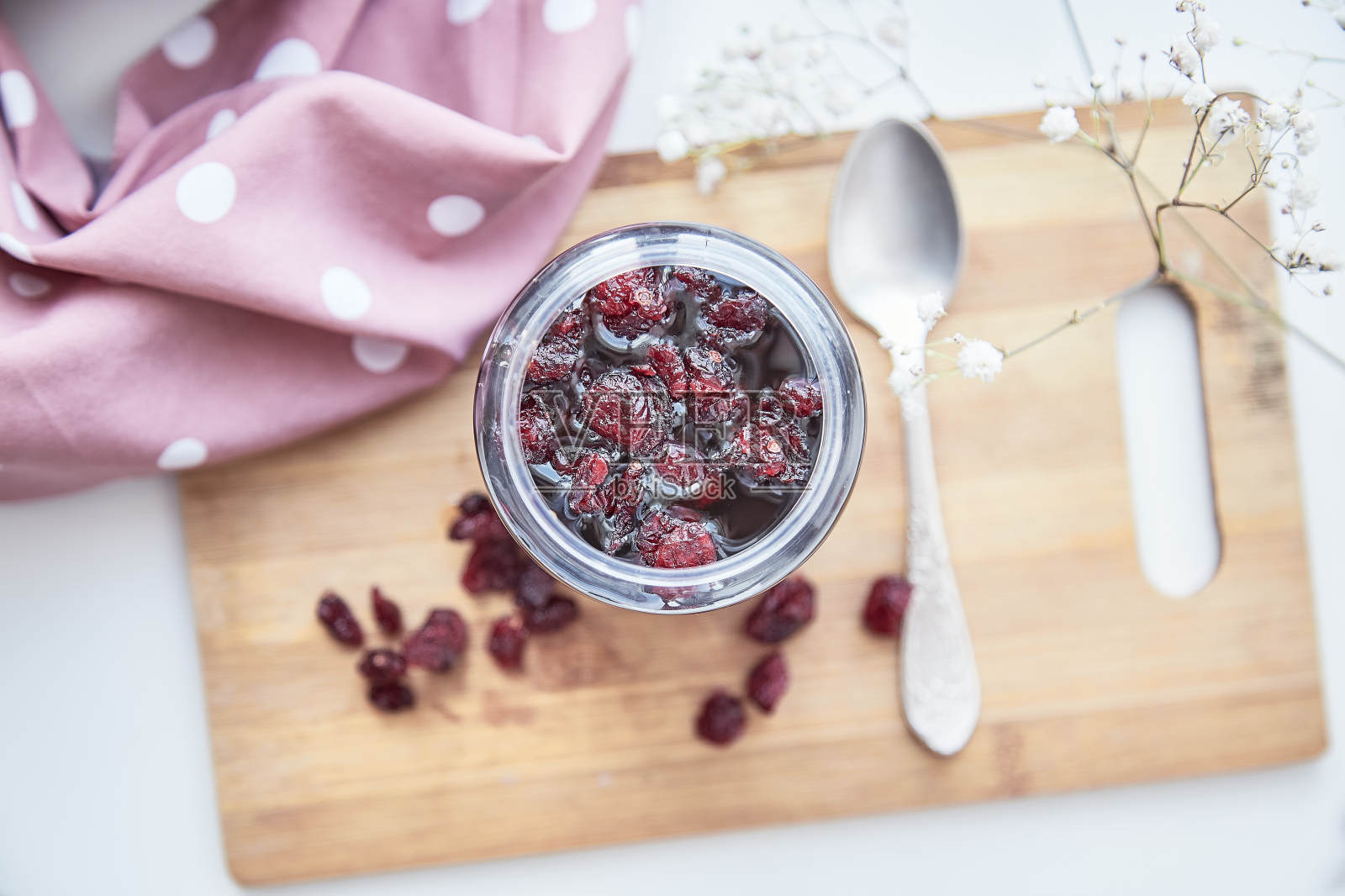 健康发酵蜂蜜产品与蔓越莓。食品防腐剂在家里，舒适，质朴的平铺。美味的食谱的概念。抗病毒食物照片摄影图片