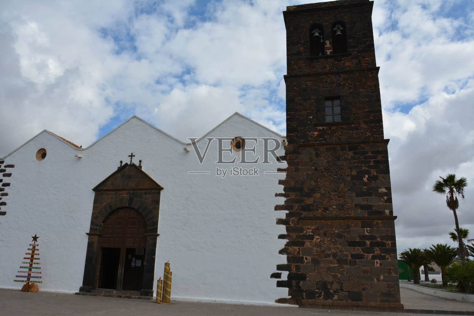 西班牙加那利群岛富埃特文图拉La Oliva村典型的金丝雀式白色教堂建筑照片摄影图片