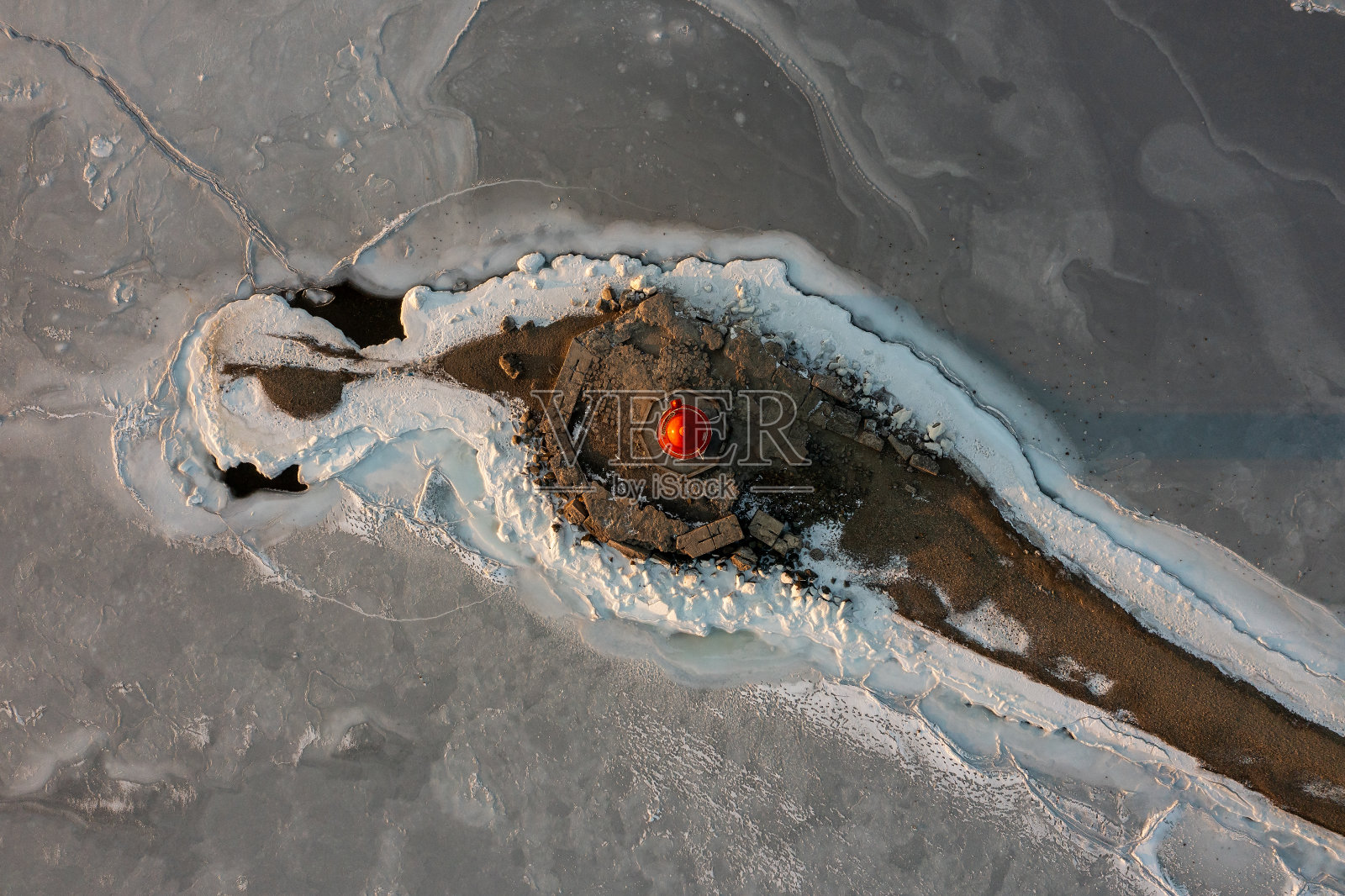 冬天的托卡列夫斯卡亚科什卡岛的海上灯塔。照片摄影图片