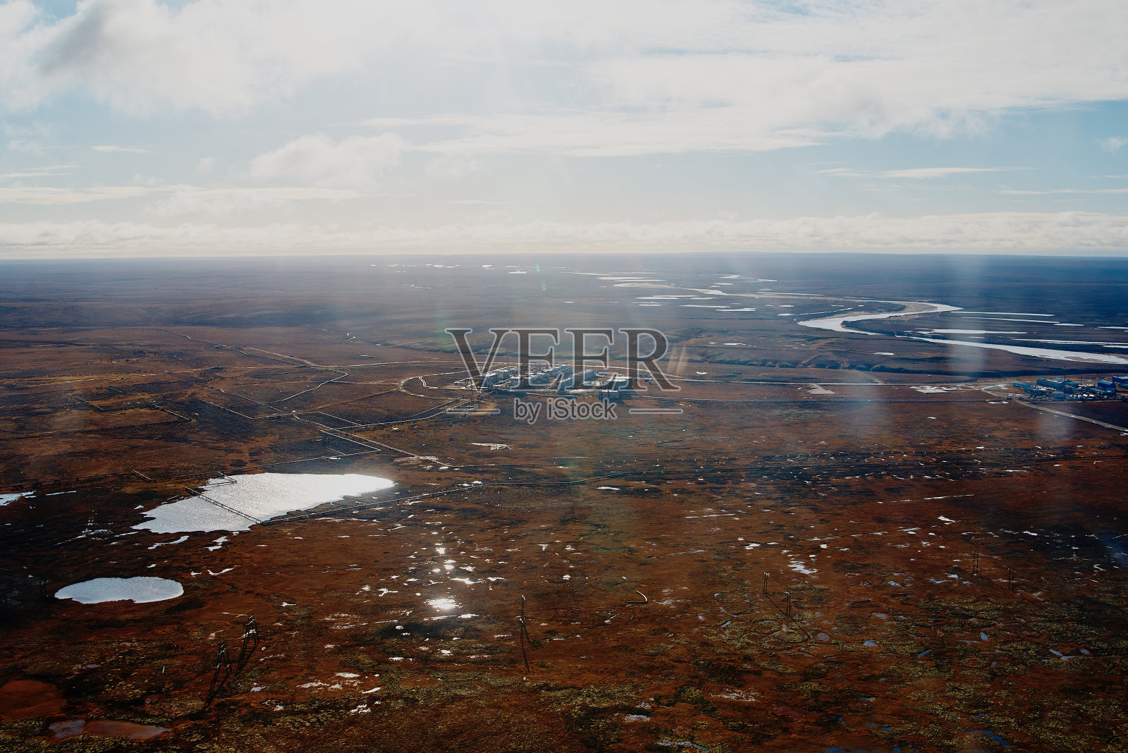 天然气的开采。挖掘。冻土带上的工业村庄。从上面的观点照片摄影图片