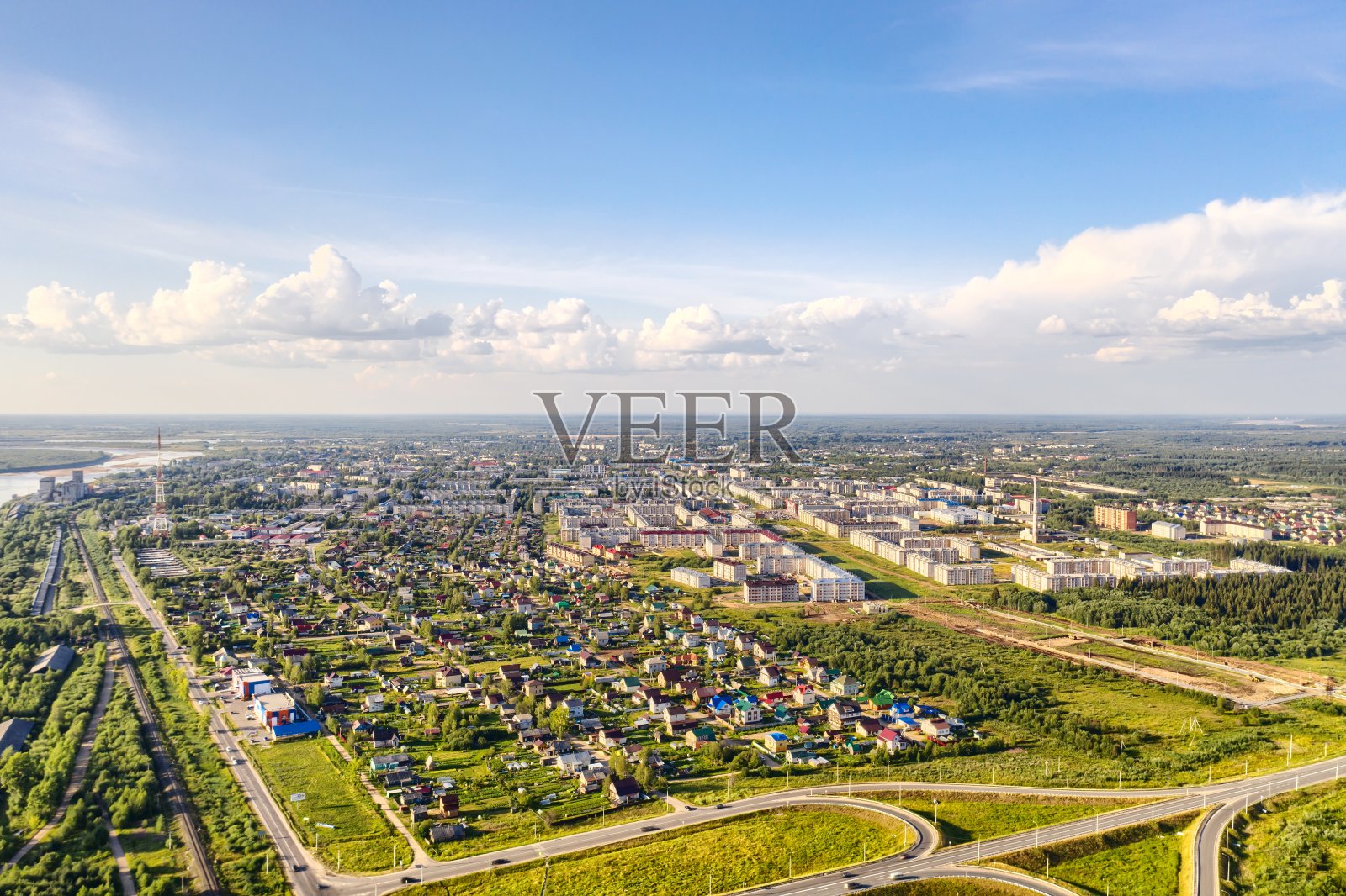 俄罗斯一个小城市的鸟瞰图。照片摄影图片