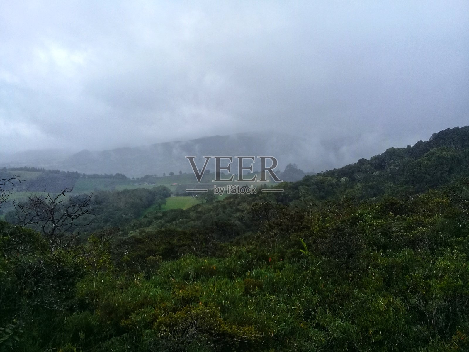 安第斯山脉上的Sesquile平原照片摄影图片