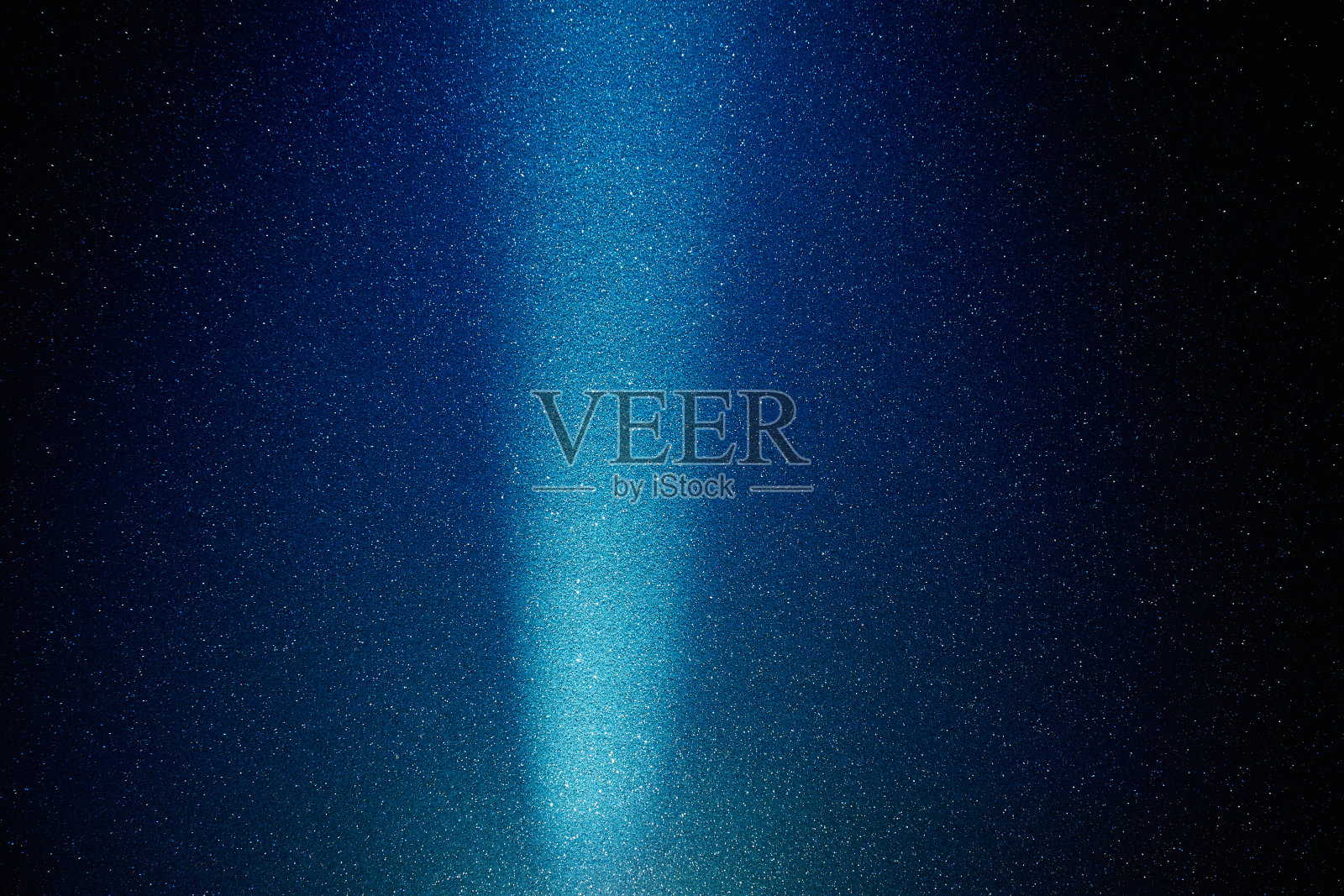 蓝色渐变背景上的宽垂直淡蓝色光束照片摄影图片