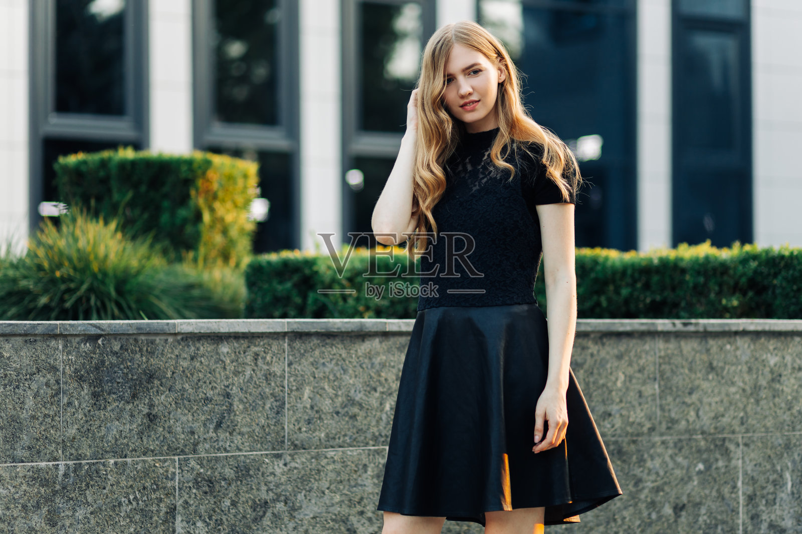 年轻漂亮的女人，穿着夏装，摆姿势。情人节。女人的假期。3月8日。照片摄影图片