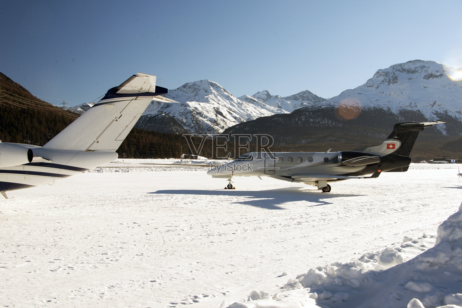 私人和公司飞机在瑞士圣莫里茨机场照片摄影图片