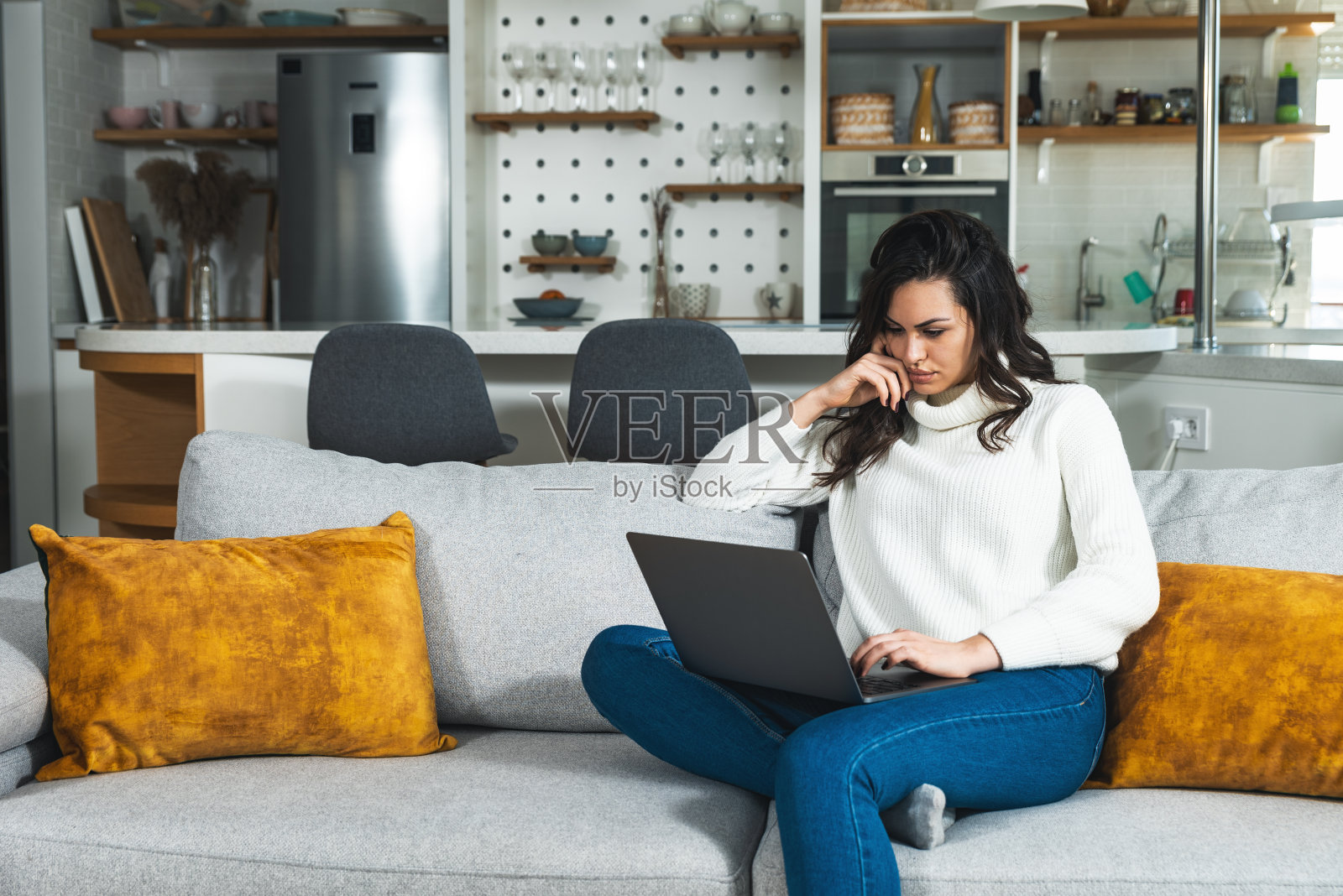 年轻成功的平面设计师女人坐在家里工作作为自由职业者在线营销网络开发者。女性企业家，从事网络教育和广告网站设计。照片摄影图片
