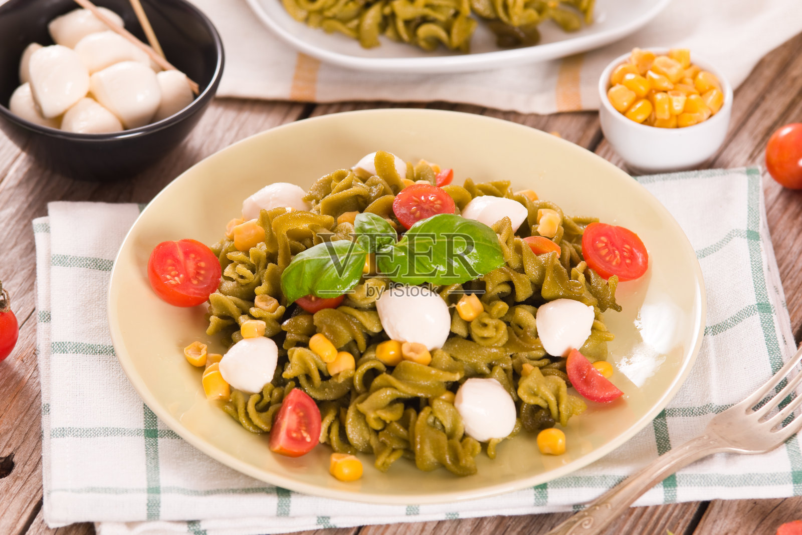 意大利细面配樱桃番茄和甜玉米。照片摄影图片