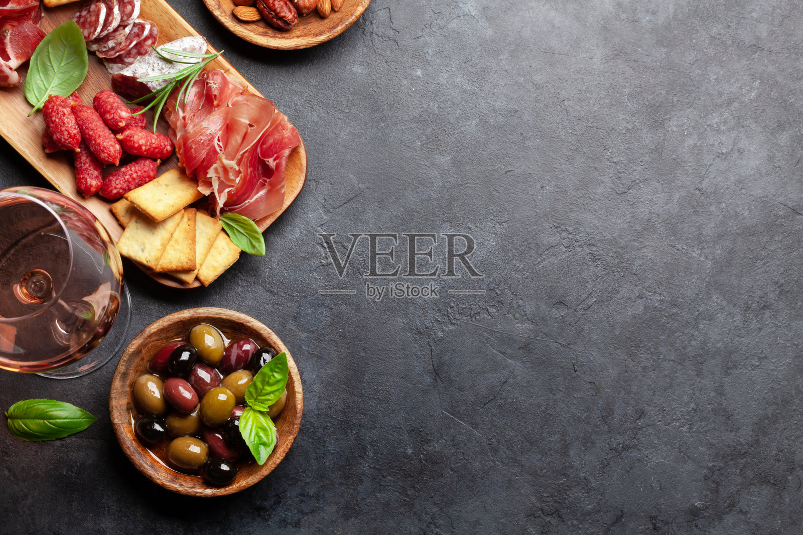 开胃菜配意大利熏火腿，意大利腊肠，薄脆饼干，奶酪，橄榄照片摄影图片