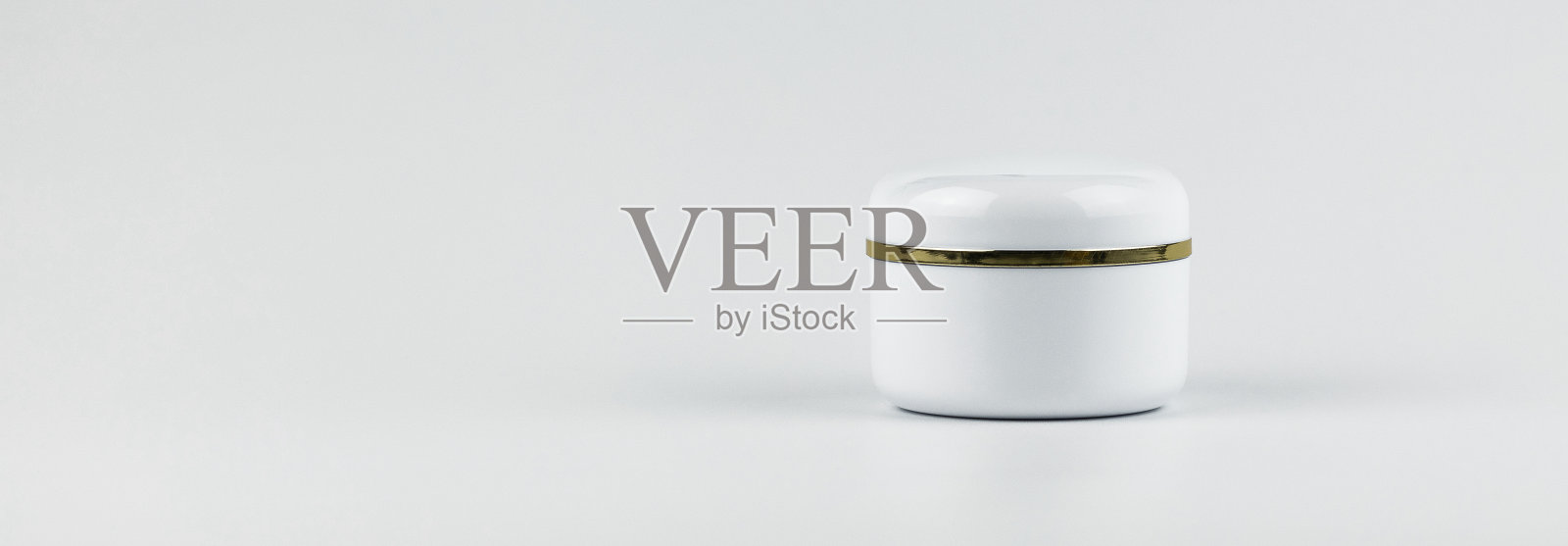 无品牌塑料罐化妆品产品横幅。皮肤护理和美容模型与复制空间。文字和设计的品牌标识模板照片摄影图片