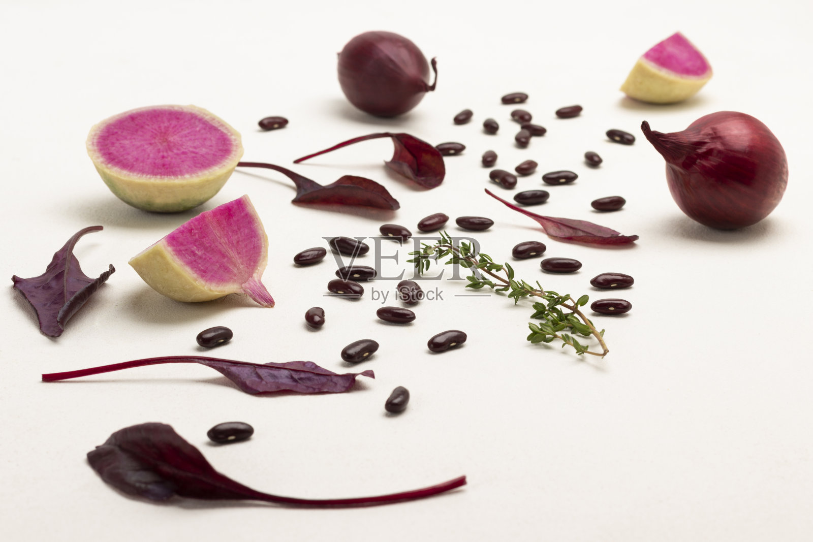 勃艮第植物静物。菜籽，半瓣萝卜，洋葱和生菜叶照片摄影图片