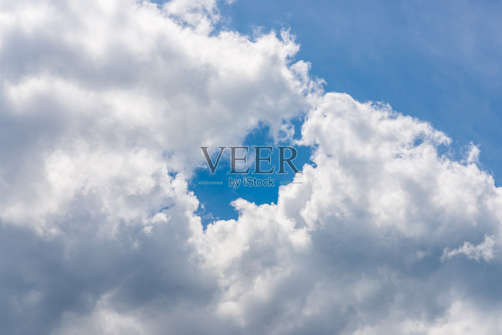 美丽的稀疏的云在蓝色的天空。云景。晴天。蓝色的天空背景上有一小朵云彩。积雨云。照片摄影图片