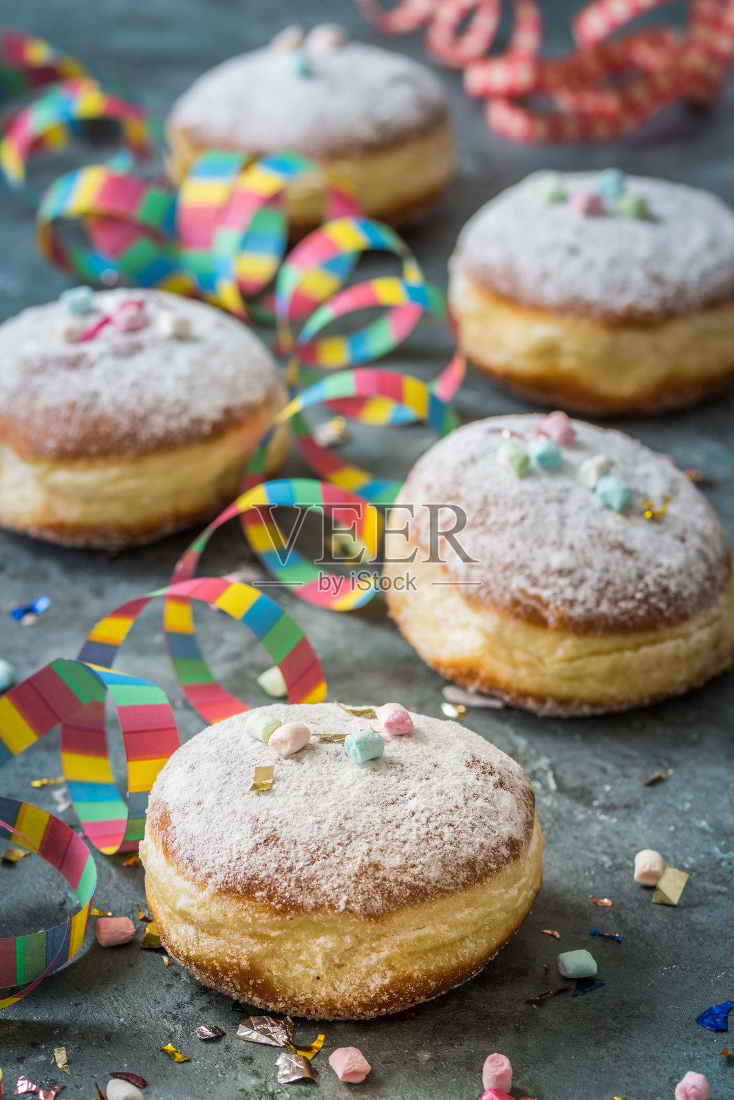 克拉芬，柏林或甜甜圈带横幅，五彩纸屑和迷你棉花糖在灰色背景。五彩缤纷的狂欢或生日形象，垂直照片摄影图片