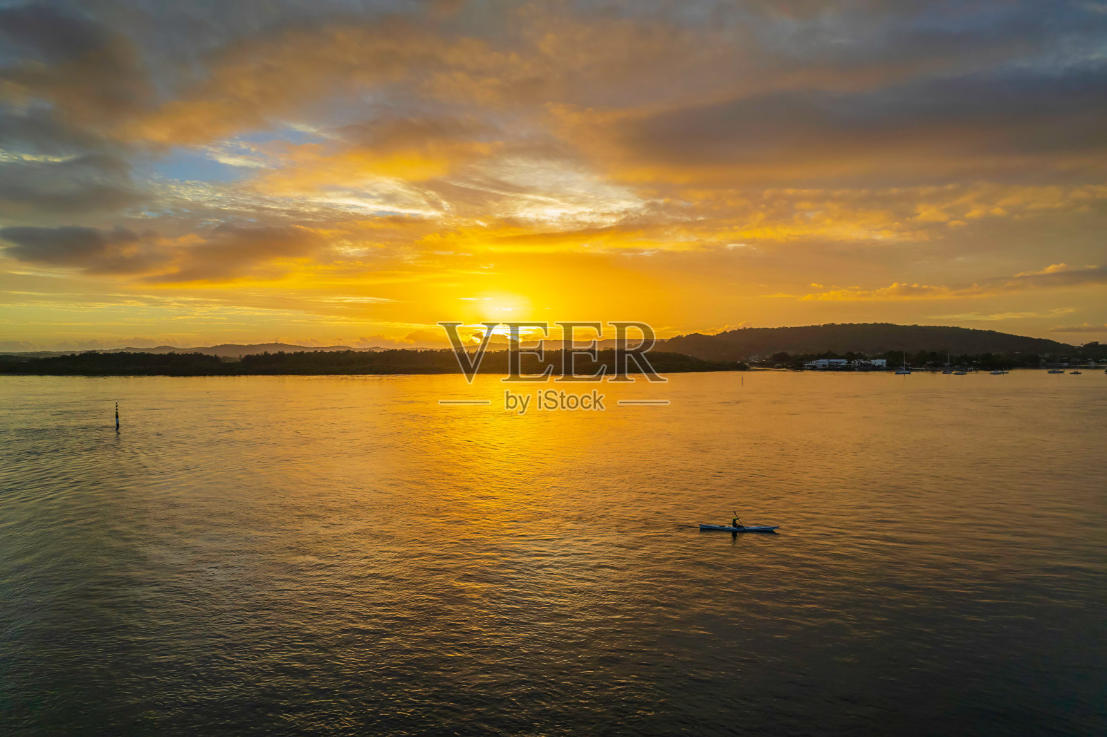 日出水景，混合着低、中、高云层照片摄影图片