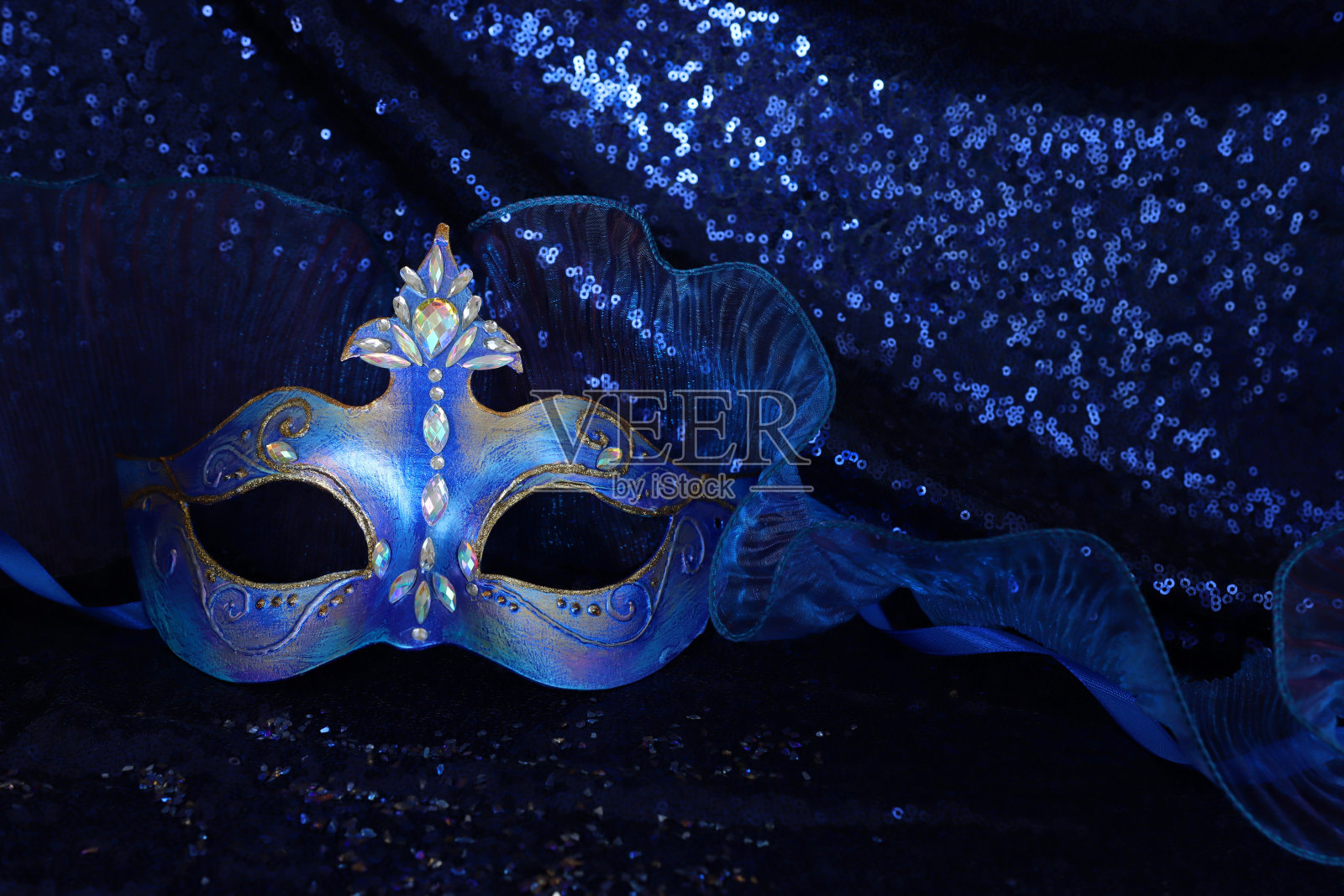 优雅和精致的威尼斯面具在蓝色黑色背景的照片照片摄影图片