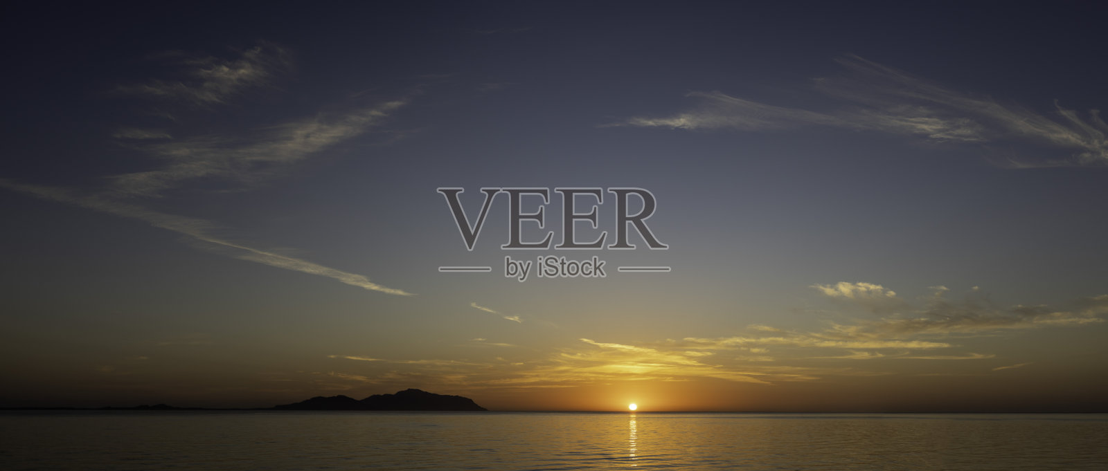 海上日出，有美丽的坡度和星星照片摄影图片