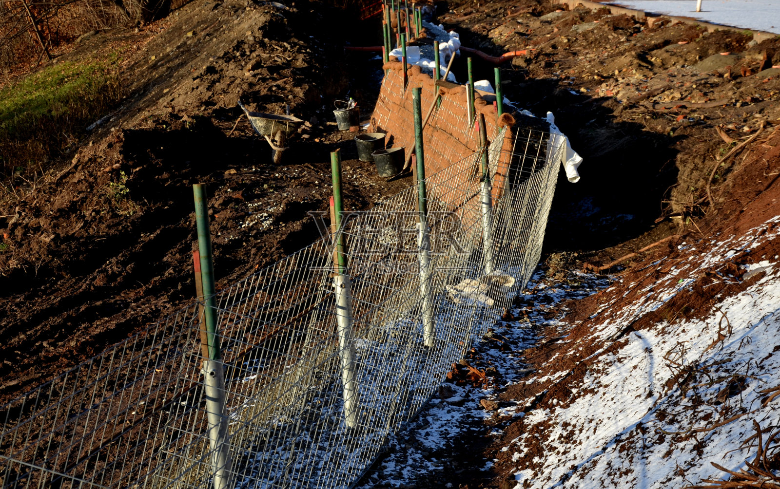 绿色隔音墙。通过带有土壤的口袋，可以方便地在结构中安装绿色植物。这些口袋是由土工织物或椰子垫。施工和挖掘工作，填充照片摄影图片