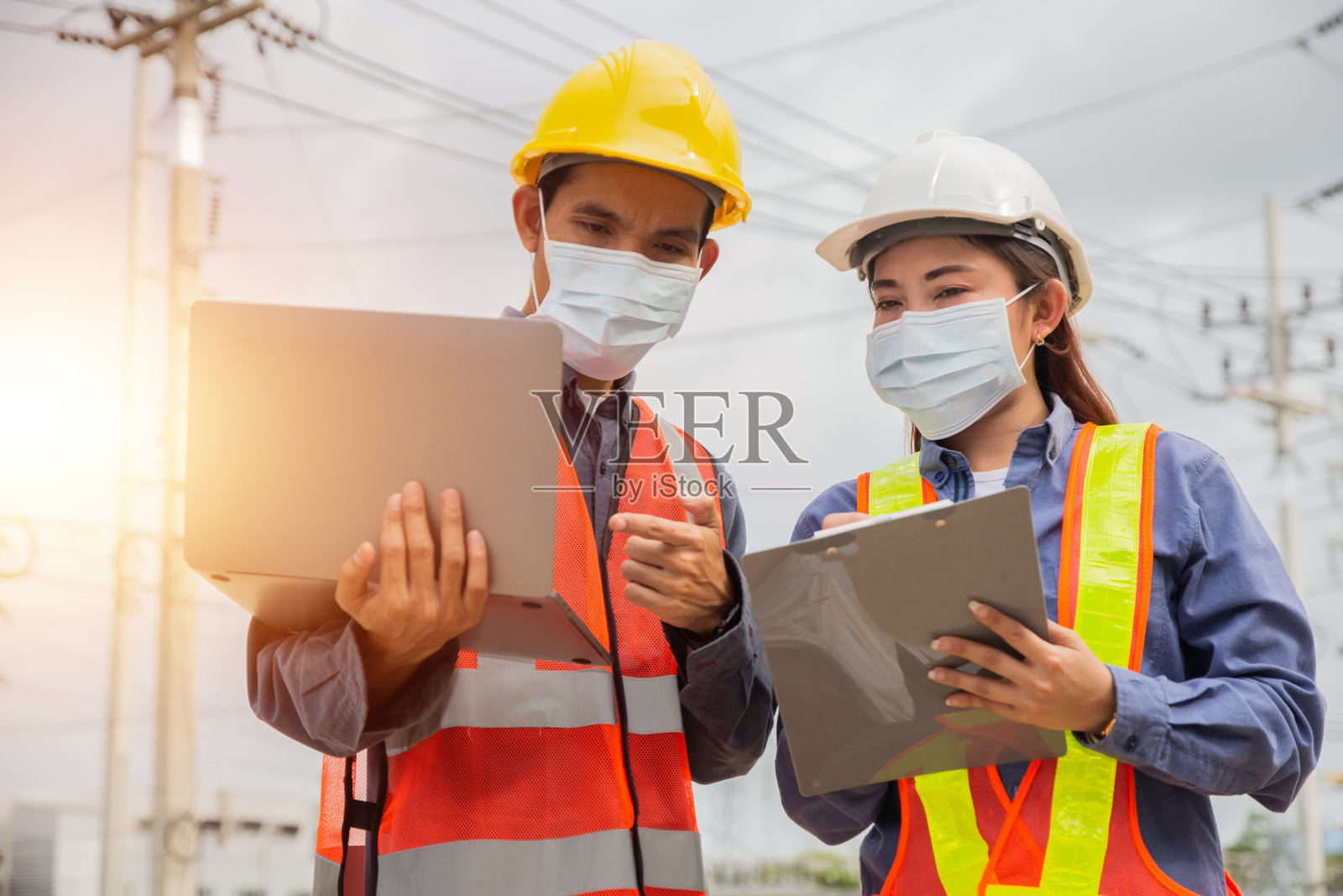 团队电气工程师现场服务户外，团队合作成功照片摄影图片