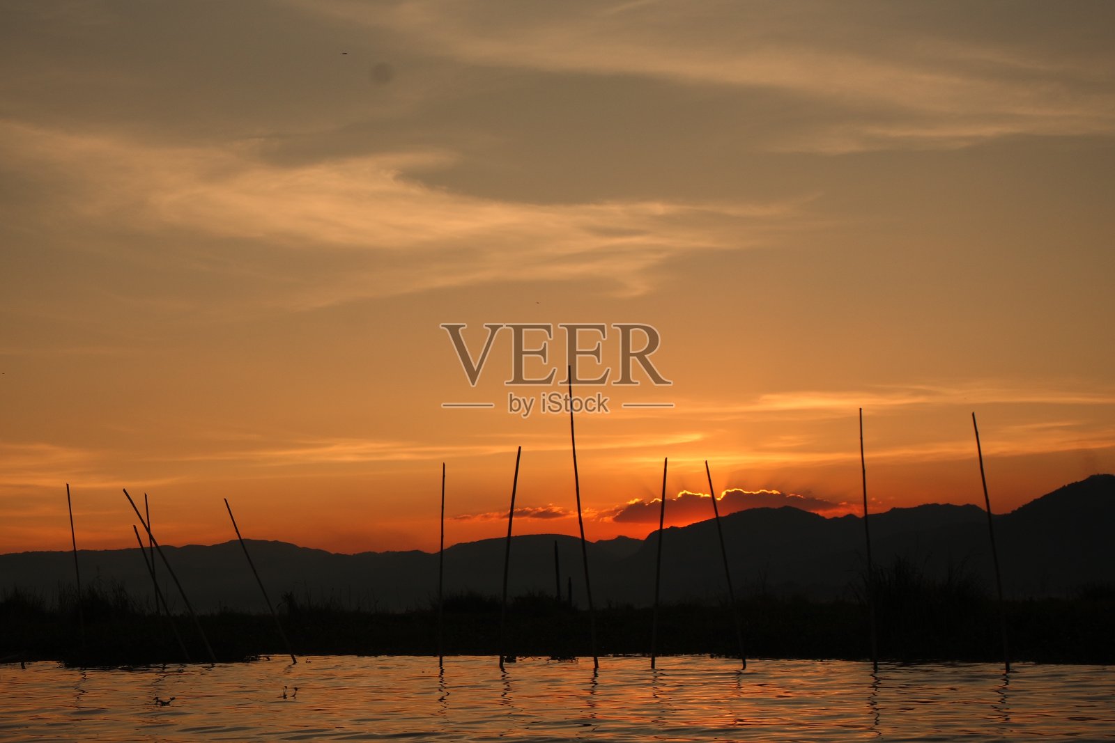 日落时分的茵莱湖照片摄影图片