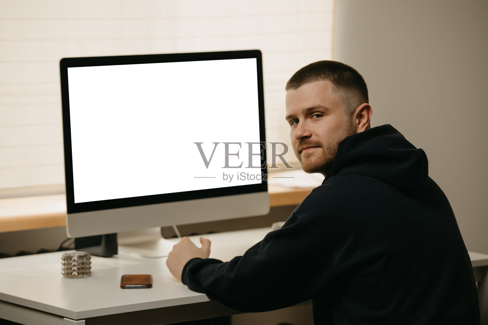 一个商人使用一台多功能一体机远程工作的背影。照片摄影图片