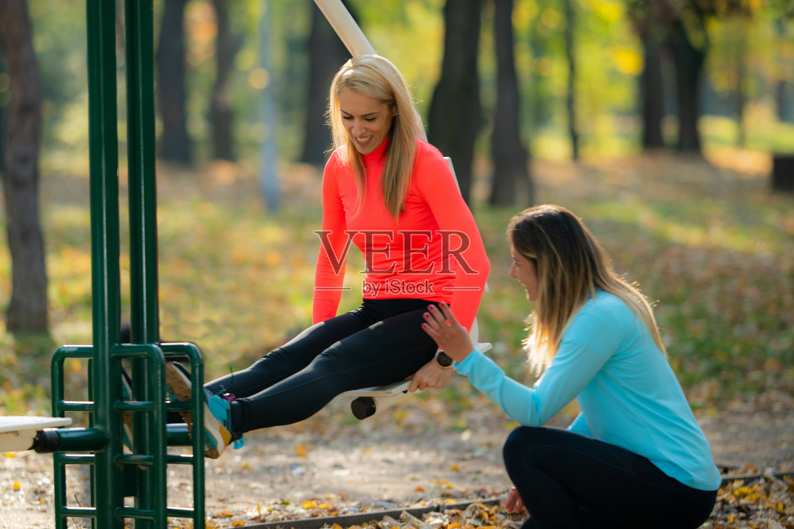 在公园里锻炼的女性朋友。秋天,秋天。照片摄影图片